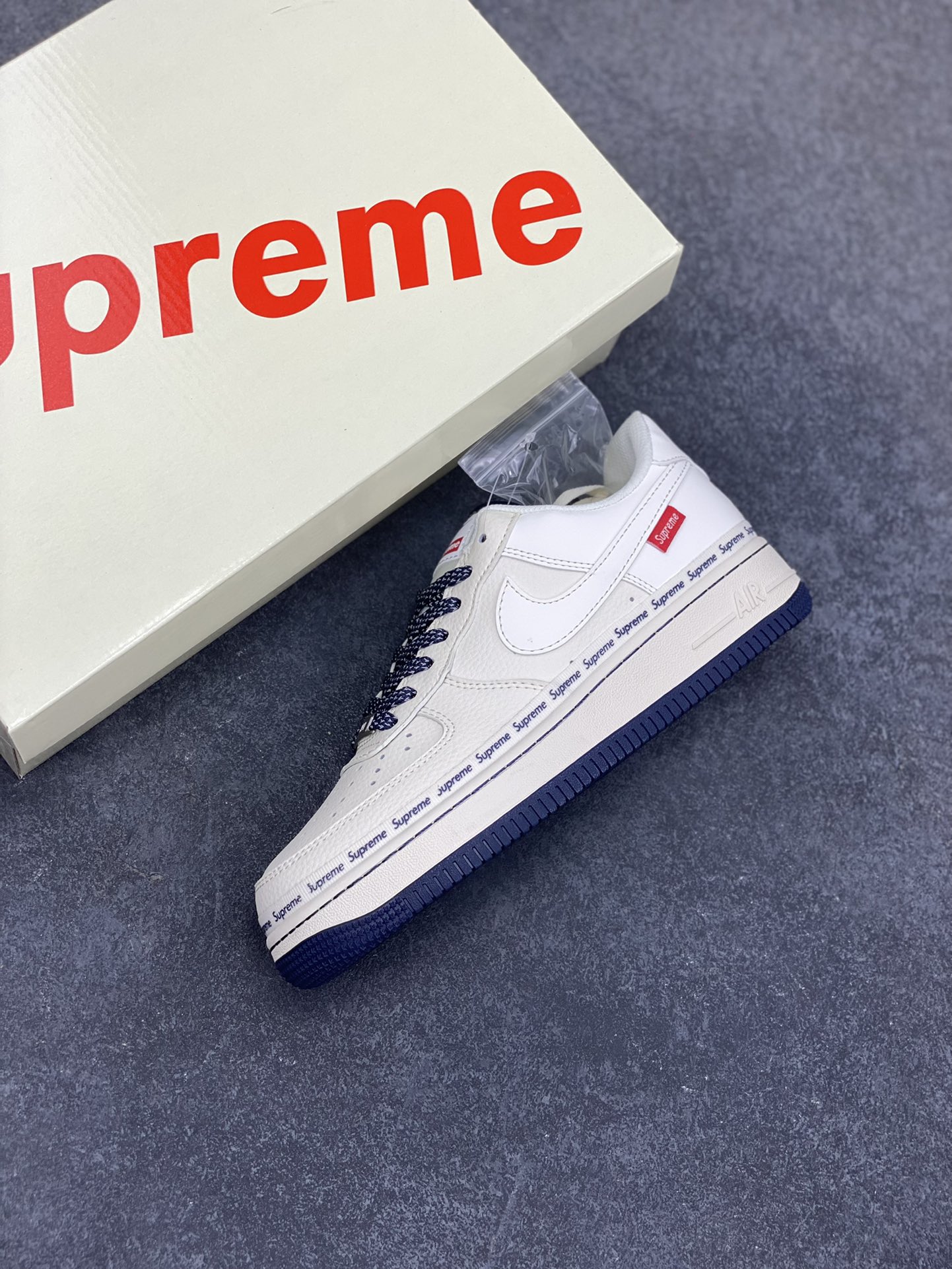 图片[7]-NIke Air Force 1 \’07 Low “Supreme联名——米蓝弹幕”空军一号 低帮 运动鞋 休闲鞋 折边针车 工艺难度大 原楦头原纸板 原装鞋盒 定制五金配件 内置全掌气垫 原厂鞋底 货号：XX3168-203 尺码：36 36.5 37.5 38 38.5 39 40 40.5 41 42 42.5 43 44 44.5 45-选品中心