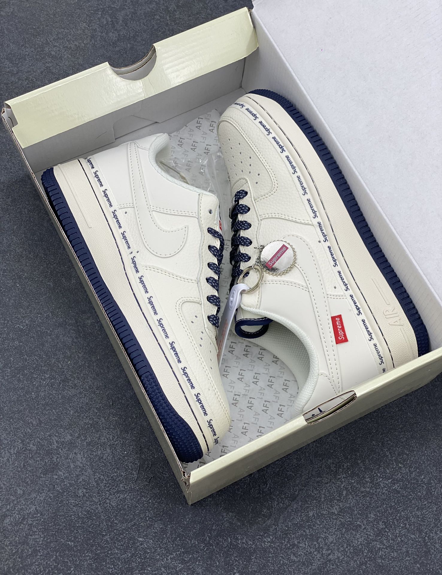 图片[9]-NIke Air Force 1 \’07 Low “Supreme联名——米蓝弹幕”空军一号 低帮 运动鞋 休闲鞋 折边针车 工艺难度大 原楦头原纸板 原装鞋盒 定制五金配件 内置全掌气垫 原厂鞋底 货号：XX3168-203 尺码：36 36.5 37.5 38 38.5 39 40 40.5 41 42 42.5 43 44 44.5 45-选品中心