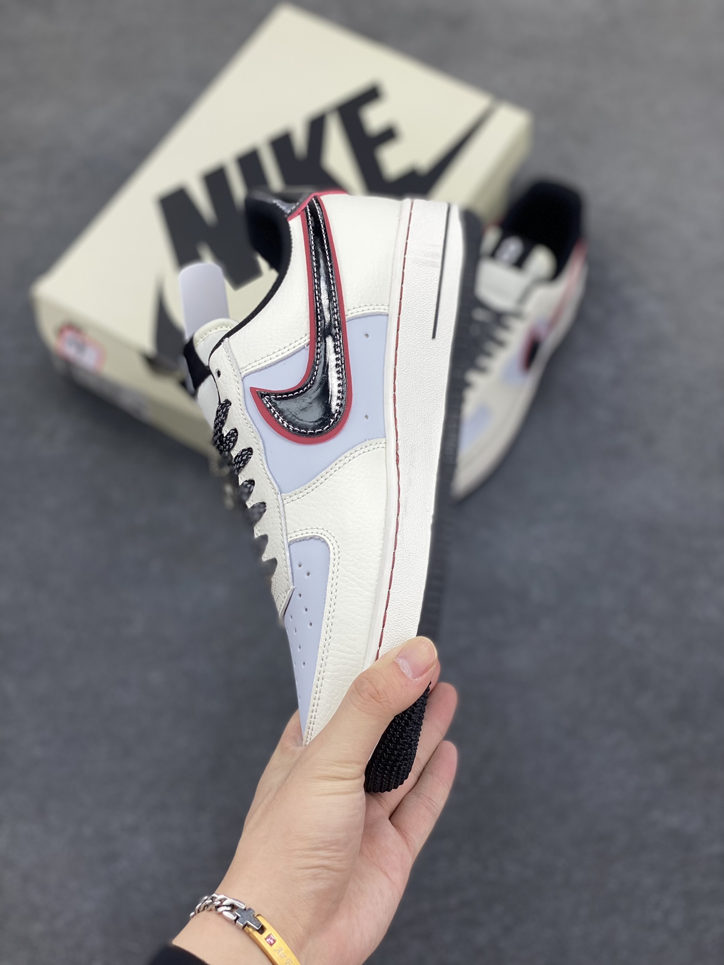 图片[3]-Nike Air Force 1 Low 空军一号低帮百搭休闲运动板鞋。柔软、弹性十足的缓震性能和出色的中底设计，横跨复古与现代的外型结合，造就出风靡全球三十多年的Force 1，直到今天还深受青睐。 货号：XS1958-809 尺码：36 36.5 37.5 38 38.5 39 40 40.5 41 42 42.5 43 44 44.5 45-选品中心