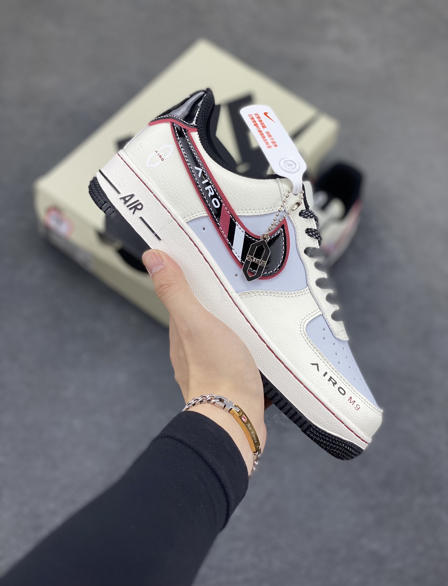 Nike Air Force 1 Low 空军一号低帮百搭休闲运动板鞋。柔软、弹性十足的缓震性能和出色的中底设计,横跨复古与现代的外型结合,造就出风靡全球三十多年的Force 1,直到今天还深受青睐。 货号:XS1958-809 尺码:36 36.5 37.5 38 38.5 39 40 40.5 41 42 42.5 43 44 44.5 45-选品中心