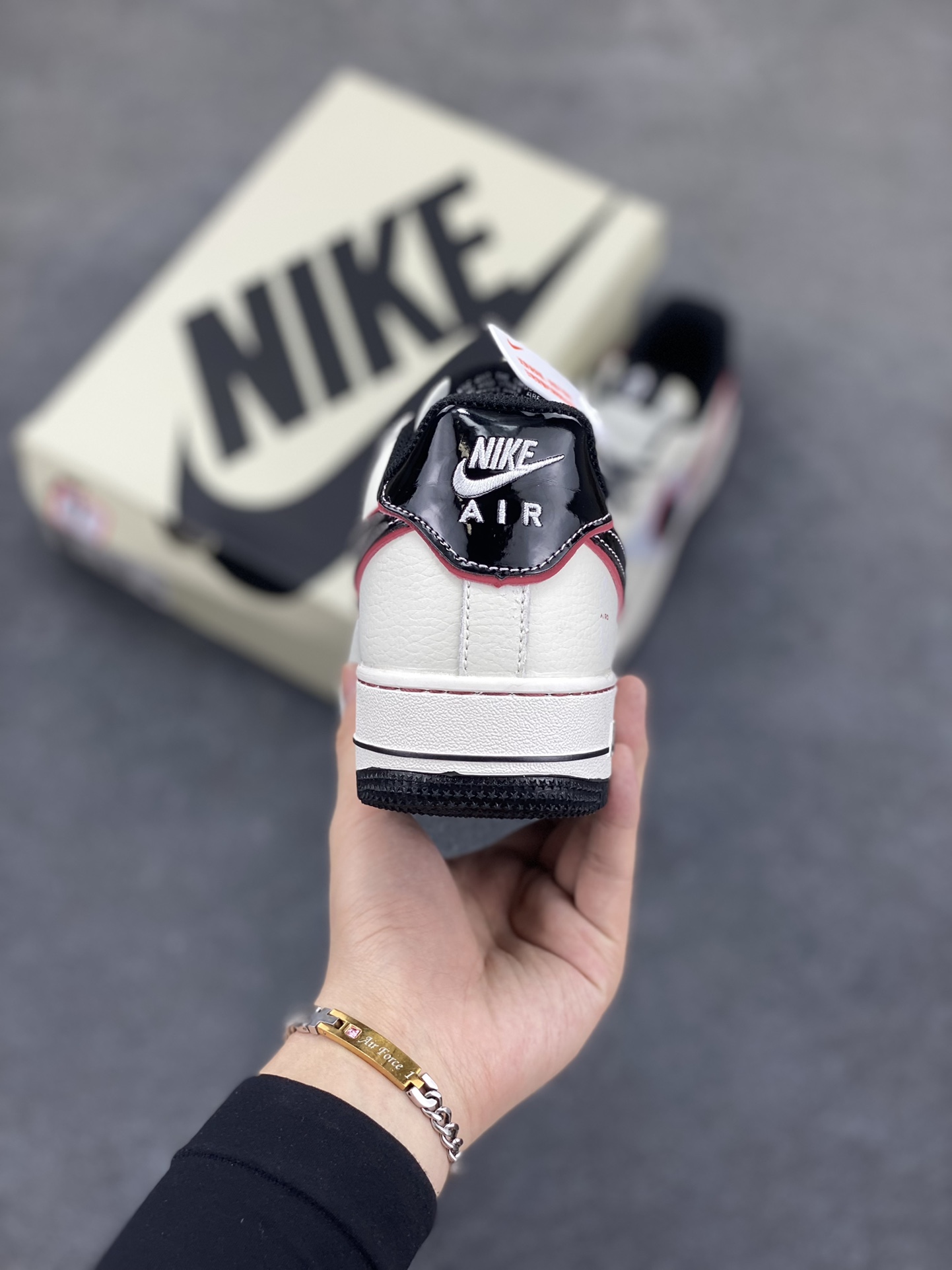 图片[4]-Nike Air Force 1 Low 空军一号低帮百搭休闲运动板鞋。柔软、弹性十足的缓震性能和出色的中底设计，横跨复古与现代的外型结合，造就出风靡全球三十多年的Force 1，直到今天还深受青睐。 货号：XS1958-809 尺码：36 36.5 37.5 38 38.5 39 40 40.5 41 42 42.5 43 44 44.5 45-选品中心
