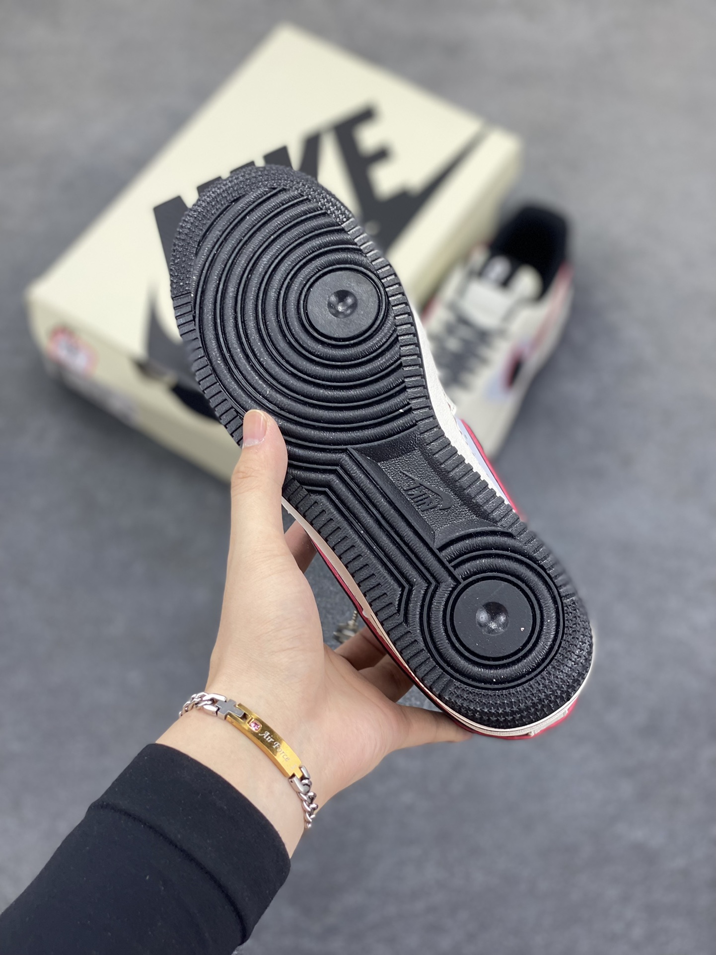 图片[5]-Nike Air Force 1 Low 空军一号低帮百搭休闲运动板鞋。柔软、弹性十足的缓震性能和出色的中底设计，横跨复古与现代的外型结合，造就出风靡全球三十多年的Force 1，直到今天还深受青睐。 货号：XS1958-809 尺码：36 36.5 37.5 38 38.5 39 40 40.5 41 42 42.5 43 44 44.5 45-选品中心