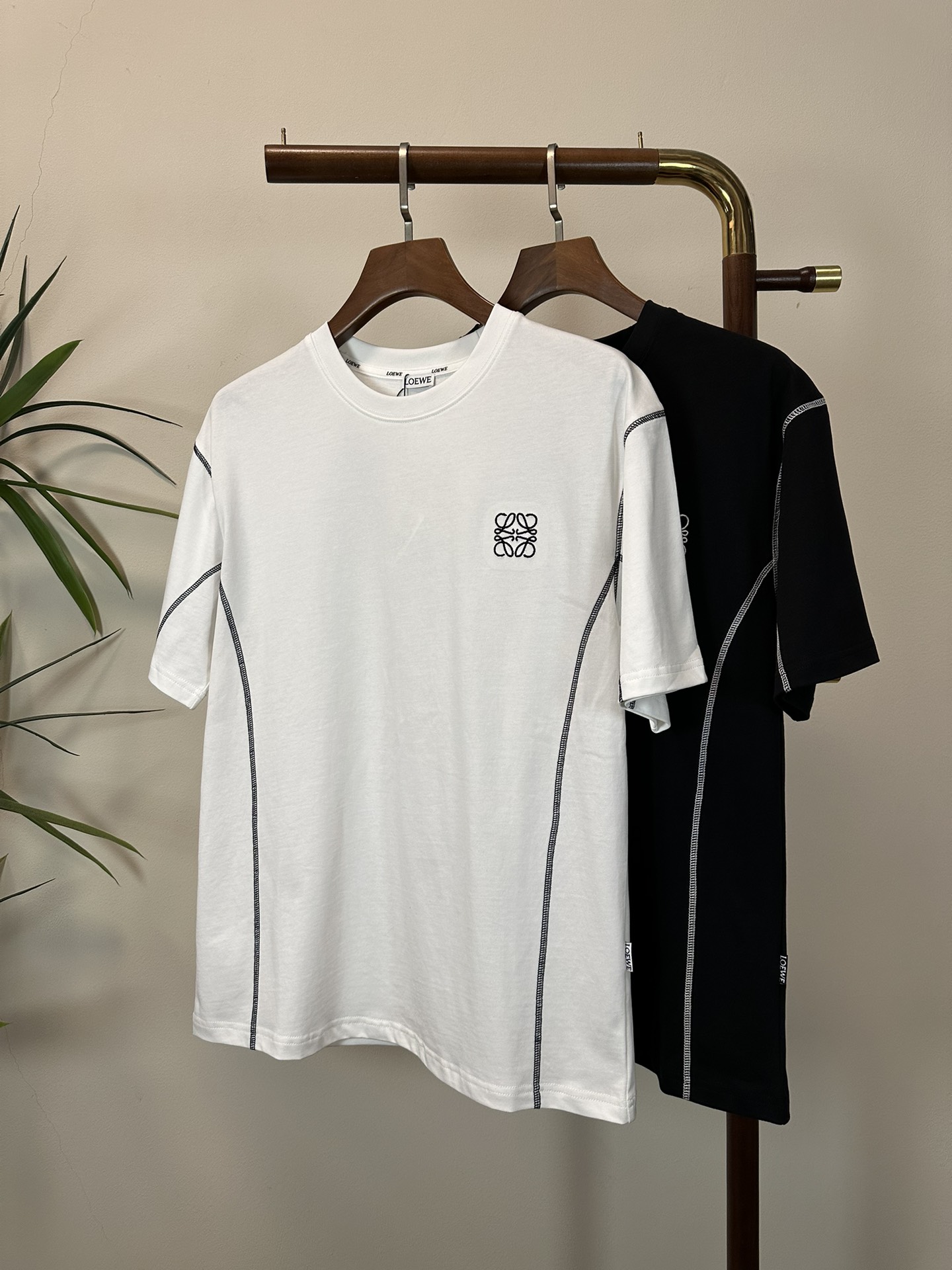 NO:426713,Luo Yiwei 2025 new round neck short-sleeved T-shirt high-end version!  Customized fabrics for counters are breathable and comfortable, with impeccable details, and the brand element design concept reflects high quality. The feel is delicate and soft!  It is casually cut, with a great upper body style!  Code number M-3XL, loewe, T-shirt,tees, t-shirt,alexander wang19860909罗意威 2025新款 圆领 短袖 T恤 高端版本！专柜定制面料 透气舒适度高,细节无可挑剔,品牌元素设计理念,体现高品质.手感细腻柔软！呈现休闲裁剪,上身版型超赞！ 码数M-3XL,,loewe,T-shirt,tees，t-shirt,alexander wang,Men's clothing