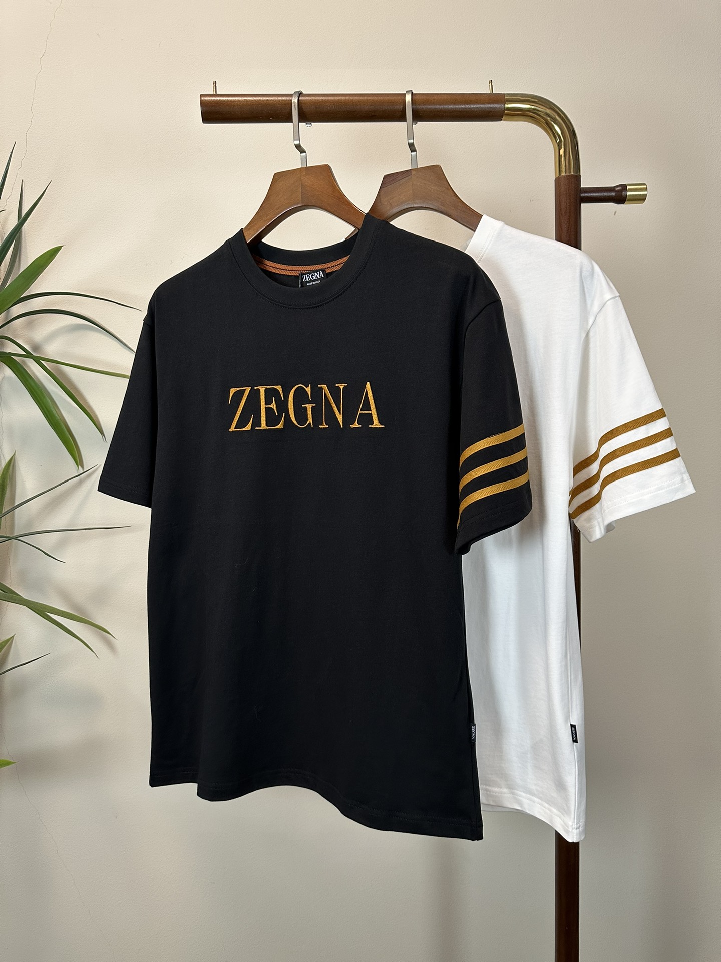 NO:426708,Jenia 2025 new round neck short-sleeved T-shirt high-end version!  Customized fabrics for counters are breathable and comfortable, with impeccable details, and the brand element design concept reflects high quality. The feel is delicate and soft!  It is casually cut, with a great upper body style!  Code number M-3XL, zegna, T-shirt,tees, t-shirt,alexander wang19860909杰尼亚 2025新款 圆领 短袖 T恤 高端版本！专柜定制面料 透气舒适度高,细节无可挑剔,品牌元素设计理念,体现高品质.手感细腻柔软！呈现休闲裁剪,上身版型超赞！ 码数M-3XL,,zegna,T-shirt,tees，t-shirt,alexander wang,Men's clothing