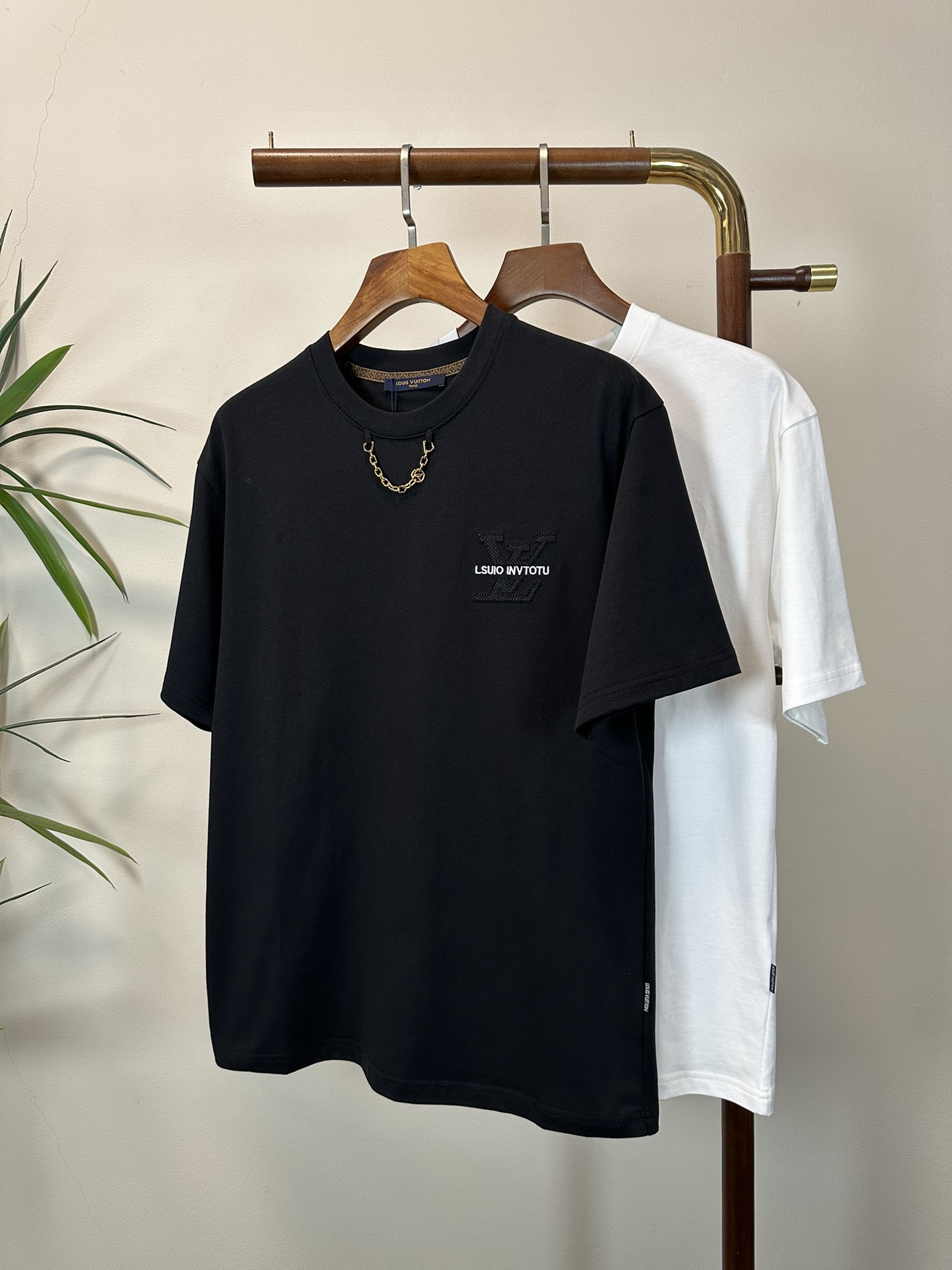 NO:426703,Louis Vuitton 2025 new round neck short-sleeved T-shirt high-end version!  Customized fabrics for counters are breathable and comfortable, with impeccable details, and the brand element design concept reflects high quality. The feel is delicate and soft!  It is casually cut, with a great upper body style!  Code number M-3XL, louis vuitton, T-shirt,tees, t-shirt,alexander wang19860909路易威登 2025新款 圆领 短袖 T恤 高端版本！专柜定制面料 透气舒适度高,细节无可挑剔,品牌元素设计理念,体现高品质.手感细腻柔软！呈现休闲裁剪,上身版型超赞！ 码数M-3XL,,louis vuitton,T-shirt,tees，t-shirt,alexander wang,Men's clothing