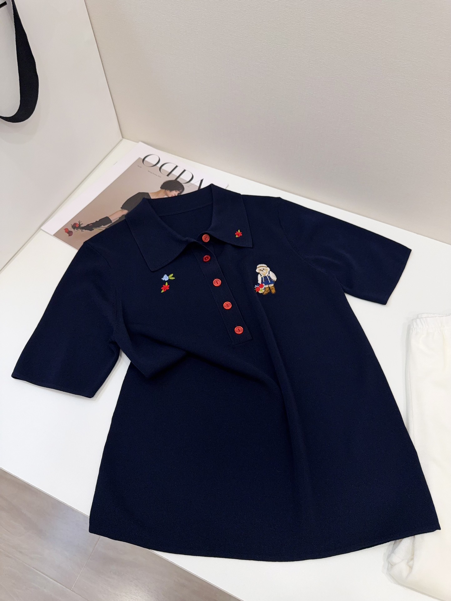 NO:435138,Raff Embroidered Bear Customer Order!  !  !  Material 100% cold tinsel!  Basic knitted styles that are more practical to wear in daily life~ It can be worn alone as a top or as a cardigan!  The access control area is neatly red single-breasted, which is more delicate than ordinary half-cardigans. It looks good even if you wear it alone, and you won’t feel bored~, alexander wang19860909拉夫刺绣小熊 客户订单！！！材质100 ％冰冰凉天丝！ 日常比较实穿的基础款针织~ 既能作为上衣单穿,也能作为开衫叠穿！ 门禁处整齐红色单排扣,比普通半开衫更显精致 单穿也好看,不会觉得无聊乏味的～,,alexander wang,Women's clothing