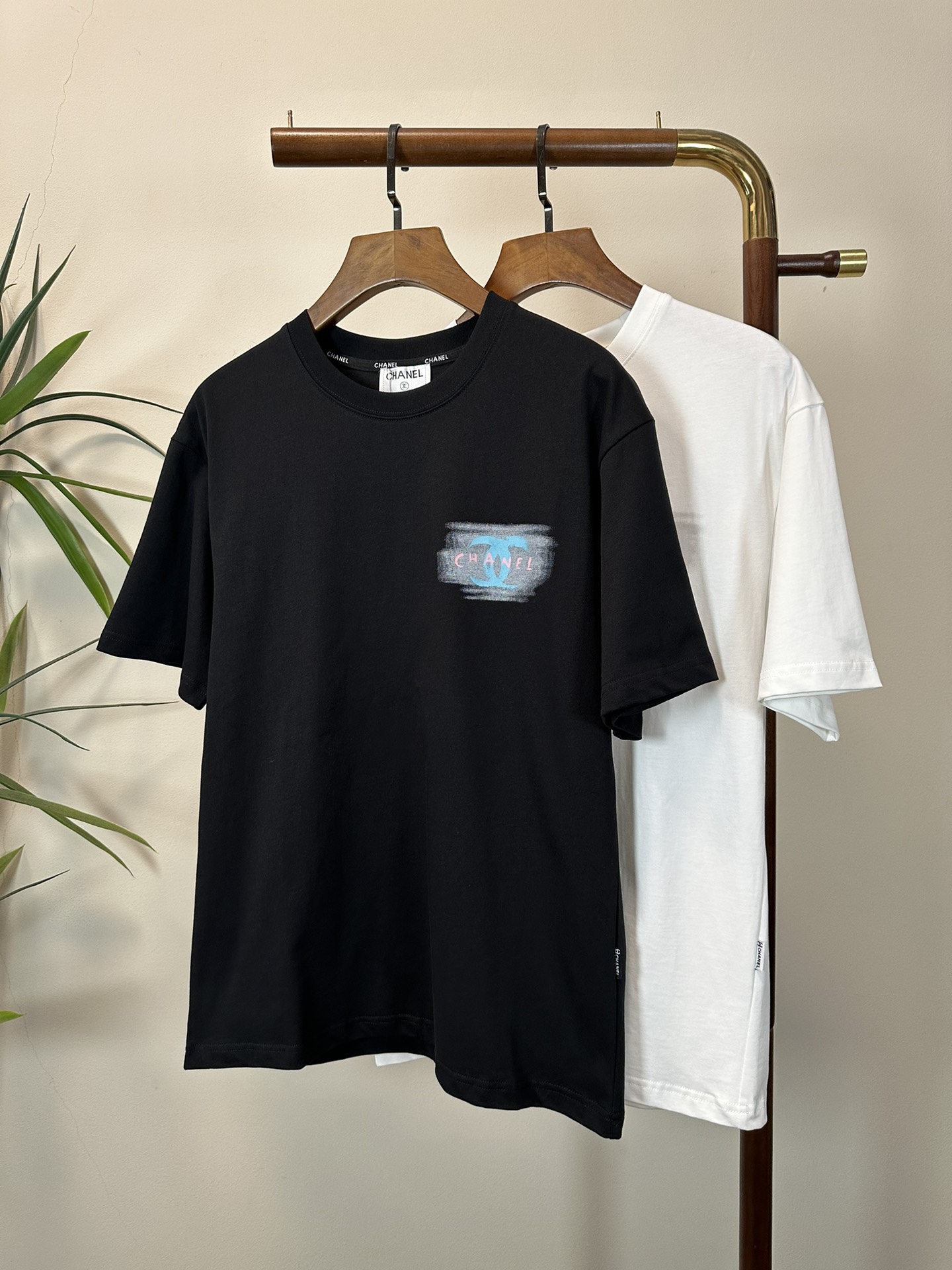 NO:426697,Chanel 2025 new round neck short-sleeved T-shirt high-end version!  Customized fabrics for counters are breathable and comfortable, with impeccable details, and the brand element design concept reflects high quality. The feel is delicate and soft!  It is casually cut, with a great upper body style!  Code number M-3XL, chanel, T-shirt,tees, t-shirt,alexander wang19860909香奈儿 2025新款 圆领 短袖 T恤 高端版本！专柜定制面料 透气舒适度高,细节无可挑剔,品牌元素设计理念,体现高品质.手感细腻柔软！呈现休闲裁剪,上身版型超赞！ 码数M-3XL,,chanel,T-shirt,tees，t-shirt,alexander wang,Men's clothing