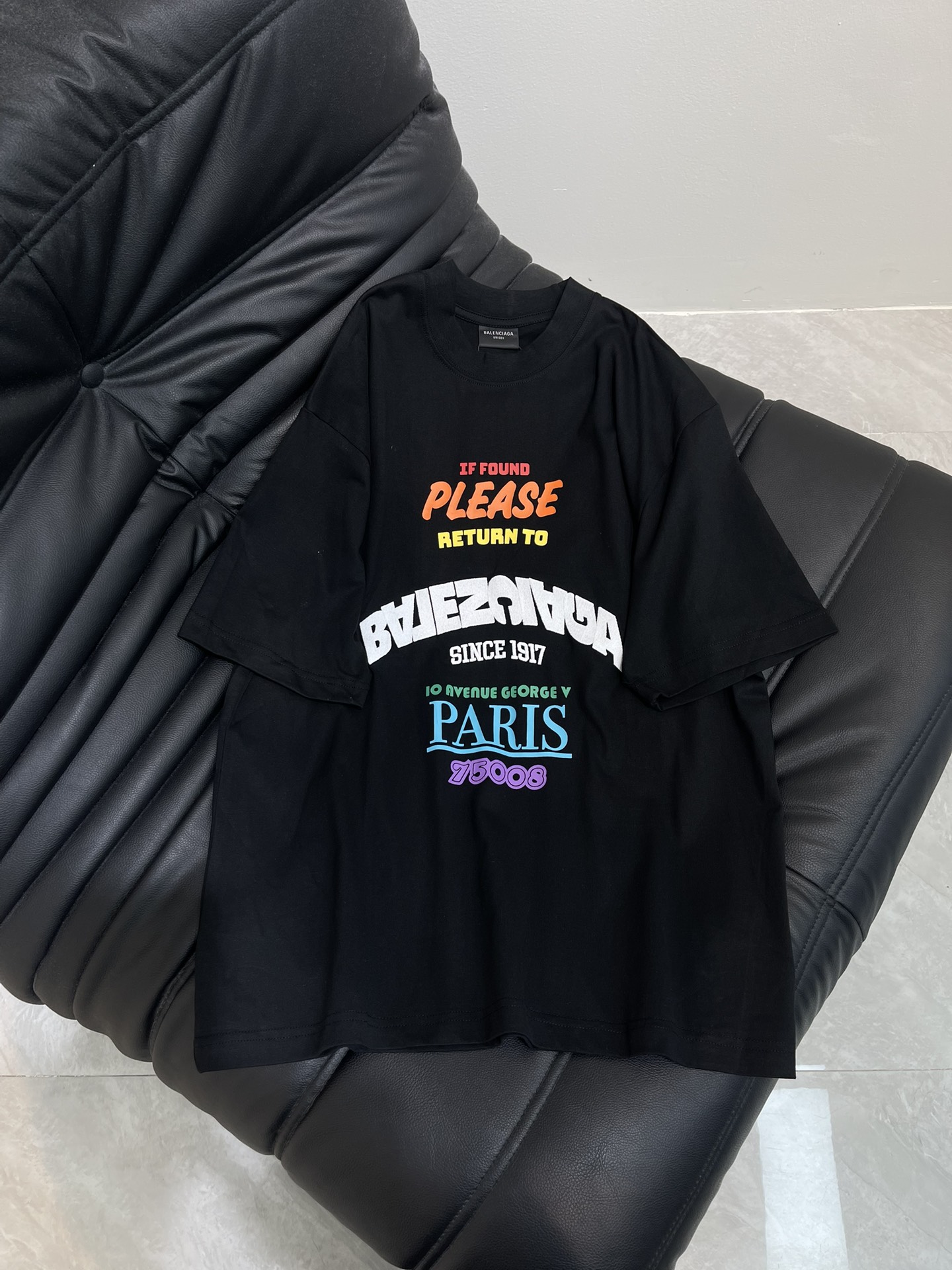 NO:434065,BALENCI*GA Paris.SS25 latest color print + embroidered short sleeves. The front embroidery is embroidered with Tanjima embroidery machine and imported paddle printing, and the brick cabinet is synchronized. The first time is developed. The fabric is made of Paris ZP fixed weaving and dyeing, all cotton double yarn. The weight is 260 grams, the cloth surface is clean, the cloth pattern is clear, soft and comfortable, and the thread is fixed dyeing without color difference. The printing is made of environmentally friendly imported materials. The letters are clear, and the effect is three-dimensional. The style is OS loose shoulder-length. Men and women are the same black SML, ,balenciaga, T-shirt, alexander wang19860909BALENCI*GA巴黎.SS25最新款彩色印花+刺绣短袖.前面刺绣釆用田岛绣花机刺绣加进口胶桨印花,砖柜同步.第一时间研制,面料采用巴黎ZP定织定染全棉双纱.克重260克,布面干净.布纹清晰,柔软舒适,.螺纹釆用定染无色差.印花采用环保进口材料 字母清晰,效果立体.版型釆用OS宽松落肩版型. 男女同款 黑色 SML,,balenciaga,T-shirt,alexander wang,Women's clothing