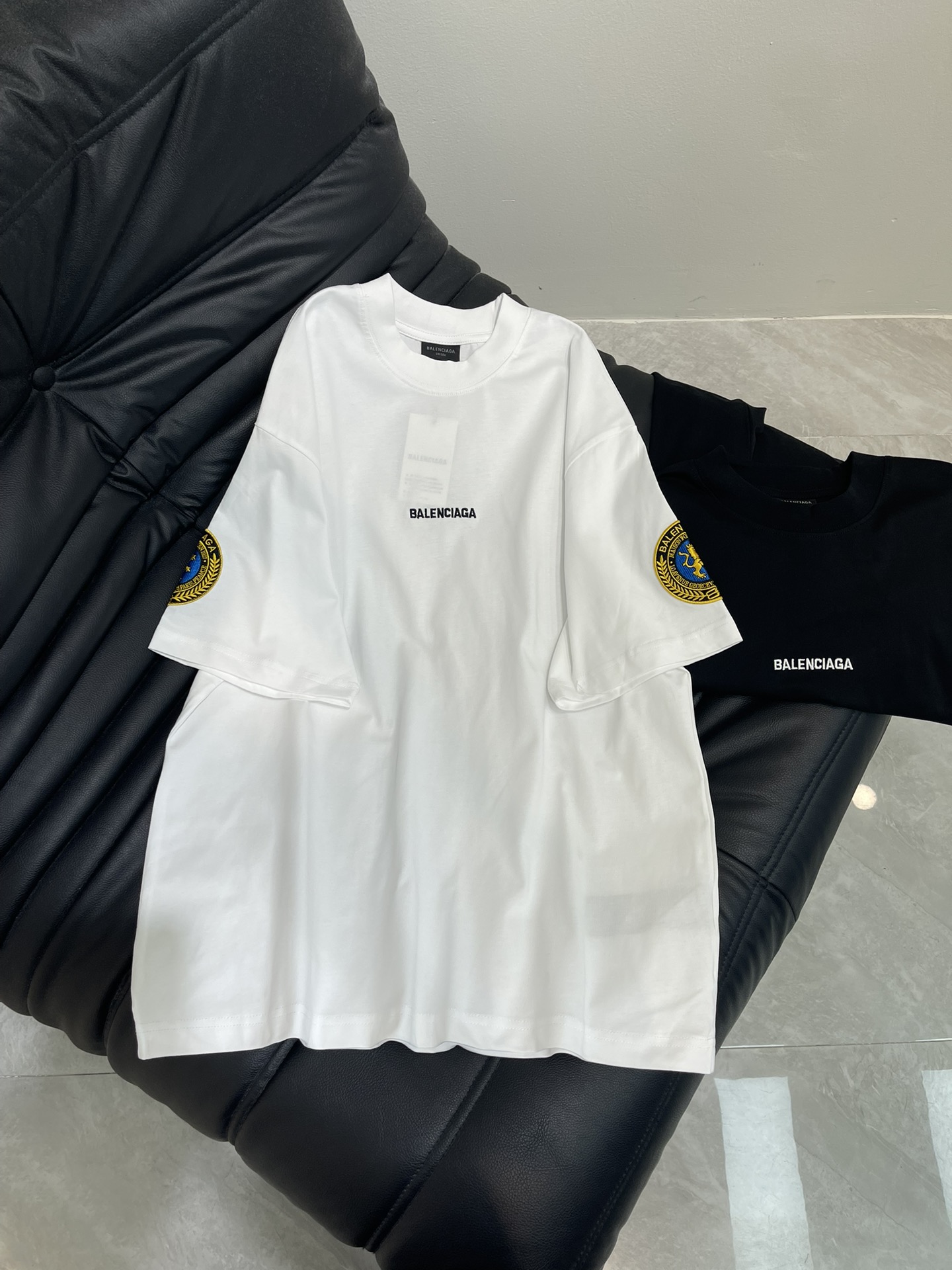 NO:434057,Balenciaga balen *25 new short-sleeved T-shirt, 3D embroidery full of three-dimensional sense, absolute, details, neat wiring, high-end and design sense, fashionable and versatile, using high-count combed cotton, soft and skin-friendly to the touch, super comfortable to wear with close body, breathable and won’t sweat at all. The same style for men and women!  Color black white Size: XS-L,,balenciaga,balenciaga,T-shirt,tees,t-shirt,alexander wang19860909巴黎世家 balen *25新款短袖T恤,3D刺绣立体感十足 绝绝子,细节 走线工整,高级感与设计感狠狠拿捏,时尚百搭款,采用高支数精梳棉,摸起来柔软亲肤,贴身穿超级舒服,透气性一绝,完全不会闷汗.男女同款！ 颜色黑色 白色 尺码:XS-L,,balenciaga,balenciaga,T-shirt,tees，t-shirt,alexander wang,Women's clothing