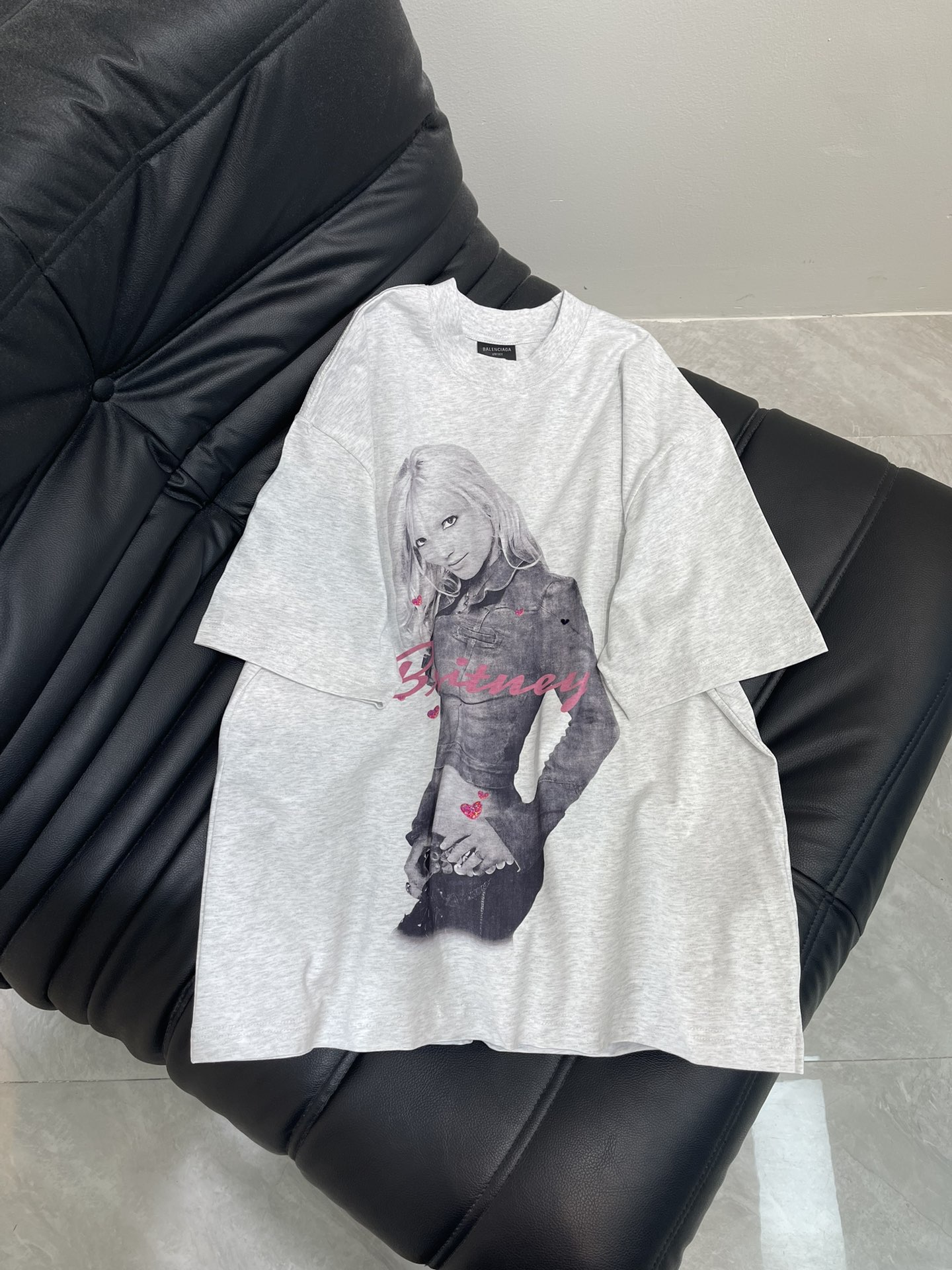 NO:434069,BALENCI*GA26 new Balenciaga Music | Britney Series Limited Edition Music Cooperation Series, front and rear pieces direct spray printing, diamonds, washing water and old short sleeves # SS26 latest model. It is developed at the first time, and the market is currency. Welcome to compare. The fabric is made of Paris ZP fixed weaving and dyeing all cotton double yarn. The weight is 260 grams, the cloth surface is clean, the fabric is clear, soft and comfortable. The thread is fixed dyeing without color difference. The printing is direct spraying, laundry washing water and old. The market is currency. Welcome to compare. The style is loose shoulder-length. The same style for men and women, washing water is black, flower gray. SML m,,balenciaga, T-shirt,alexander wang19860909BALENCI*GA26新款 Balenciaga Music |Britney Series限量版音乐合作系列,前后片直喷印花 烫钻 洗水做旧短袖# SS26最新款.第一时间研发,巨别市场通货.欢迎对比.面料采用巴黎ZP定织定染全棉双纱.克重260克,布面干净.布纹清晰,柔软舒适.螺纹釆用定染无色差.印花采用直喷.成衣洗水做旧.巨别市场通货.欢迎对比.版型釆用OS宽松落肩版型.男女同款 洗水黑,花灰 SML m,,balenciaga,T-shirt,alexander wang,Women's clothing