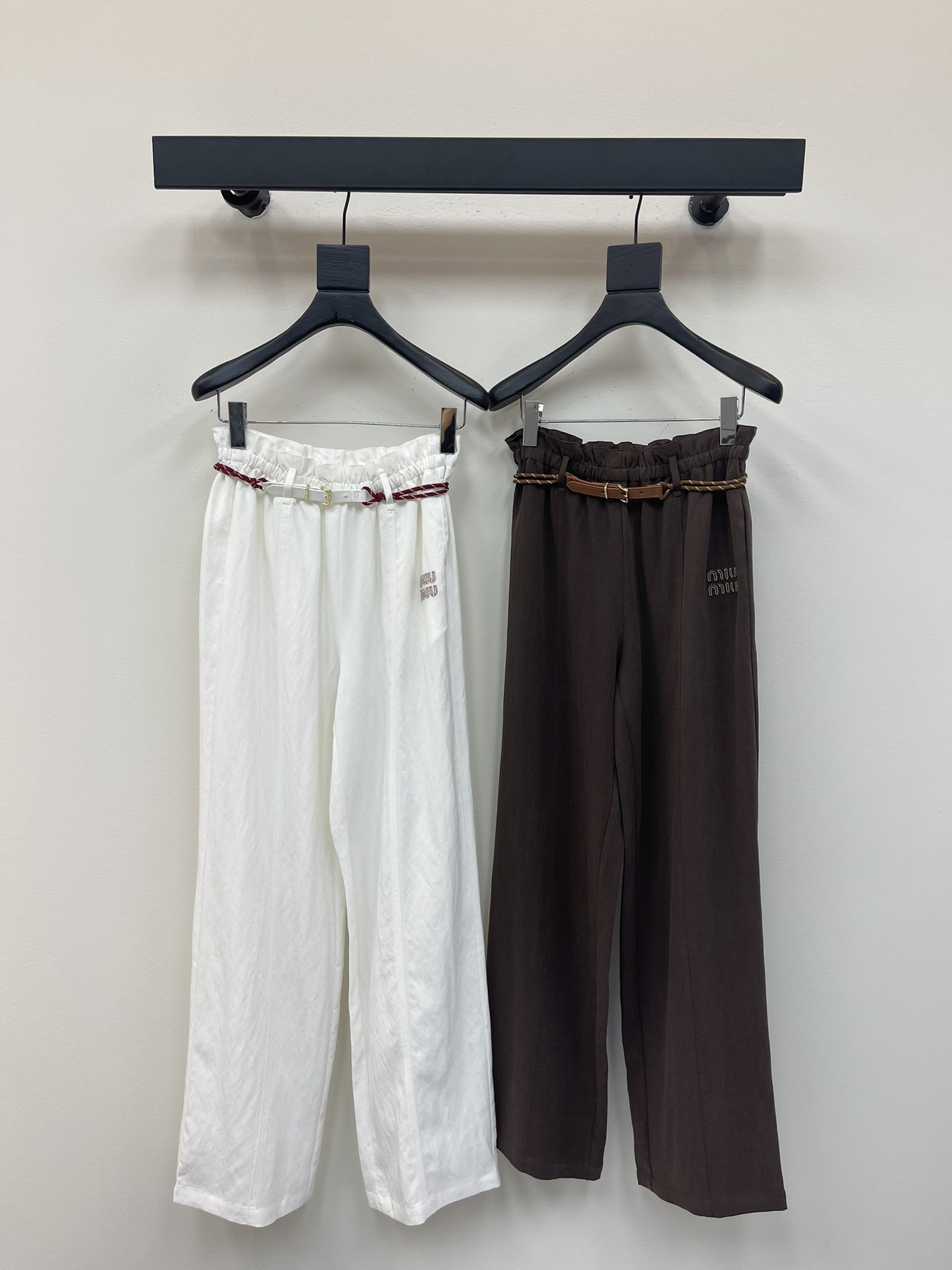 NO:433641,Miumi* belt lace wide-leg trousers Customized YB imported cotton material Delicate texture, smooth and stylish, not easy to wrinkle, more advanced texture, wide-leg trousers style, waist upward, three-dimensional flower bud pleated, matching the three-dimensional tailoring of the hips, more fitting the human leg lines, inclusive figure shows the proportion of long legs, double-colored ribbon belt, dot letter logo echoes, presenting the brand style charm, daily matching tops or jackets, old money style, flower bud shape without losing age and sweetness, a style without any style, super high matching rate SML,,miumiu, jackets & coats,alexander wang19860909Miumi*腰带花边阔腿长裤 定制YB进口人棉材质 质感细腻 垂顺有型 不易皱褶 质感更为高级 阔腿长裤版型 腰身向上呈现立体花苞压褶状 配合胯部立体剪裁 更贴合人身腿部线条 包容身材展现长腿好比例 腰间点缀双色绞花皮扣腰带 点字母徽标呼应 呈现品牌风格魅力 日常搭配上衣或外套都 释放满满魅力老钱风格 花苞造型又不失减龄甜美 一款不局限任何风格长裤 搭配率超高 SML,,miumiu,jackets & coats,alexander wang,Women's clothing