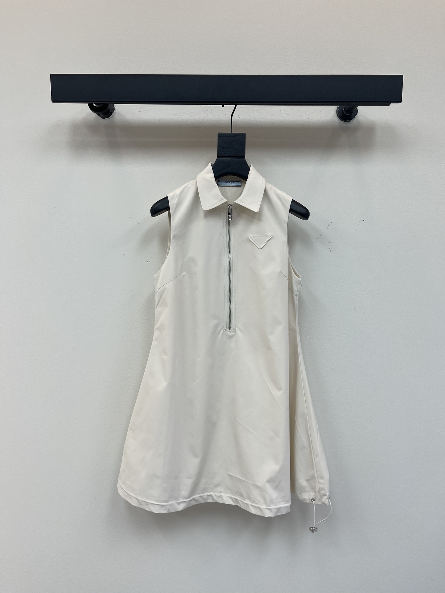 NO:433644,Prada sleeveless dress, very high-end imported high-density texture, very cool upper body, clean and productive, enhance temperament~~Fully according to the level of high-quality ready-to-wear, fall in love with it at first sight, must-have items for temperament MM high-quality SML,,prada, skirts,alexander wang19860909Prada无袖连衣裙 非常高级的进口高密度质地 上身非常飒爽 干净有品 提气质~~完全按照高定成衣水准 一眼爱上 气质MM必入单品 高品质 SML,,prada,skirts,alexander wang,Women's clothing