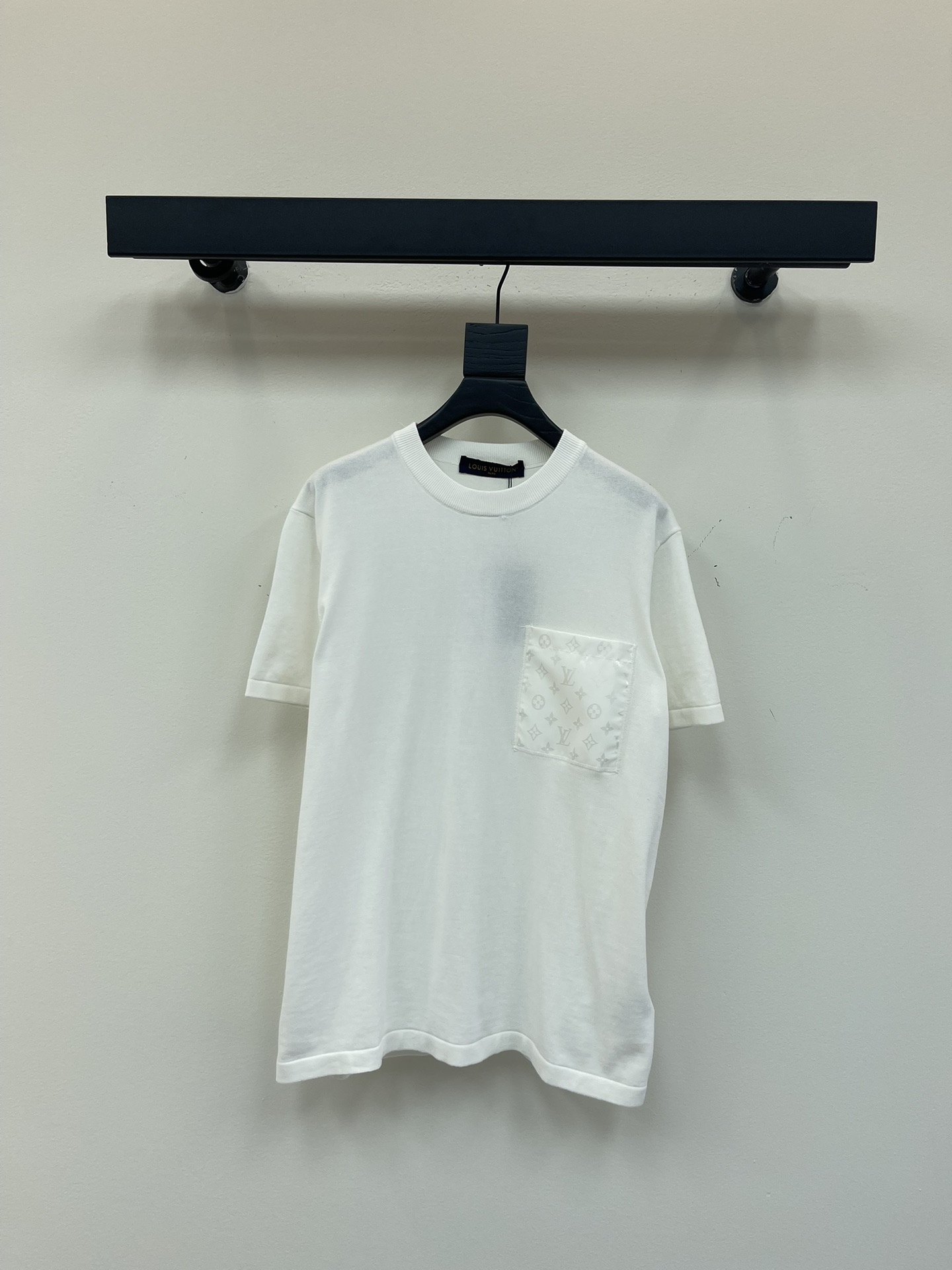 NO:434038,Louis Vuitto* 25Ss spring and summer new style, full pocket logo jacquard knitted round neck short-sleeved top丨Exclusive high-end production!  The small round neck highlights the fashionable atmosphere, and is easy to match without picking the face!  Loose style, absolutely versatile style, easy to wear to the casual and lazy feeling of INS blogger~ Customized fabric, super comfortable texture!  It's OK to match it casually!  SML, louis vuitton, T-shirt, alexander wang19860909Louis Vuitto* 25Ss春夏新款 口袋满logo提花针织圆领短袖上衣丨独家高版出品！小圆领突出时髦氛围感 不挑脸型易搭更显瘦！宽松版型 绝对的百搭款 轻松穿出INS博主那种随意慵懒感～定制面料 质感超级舒适！随意搭配都OK！现货发售SML,,louis vuitton,T-shirt,alexander wang,Women's clothing