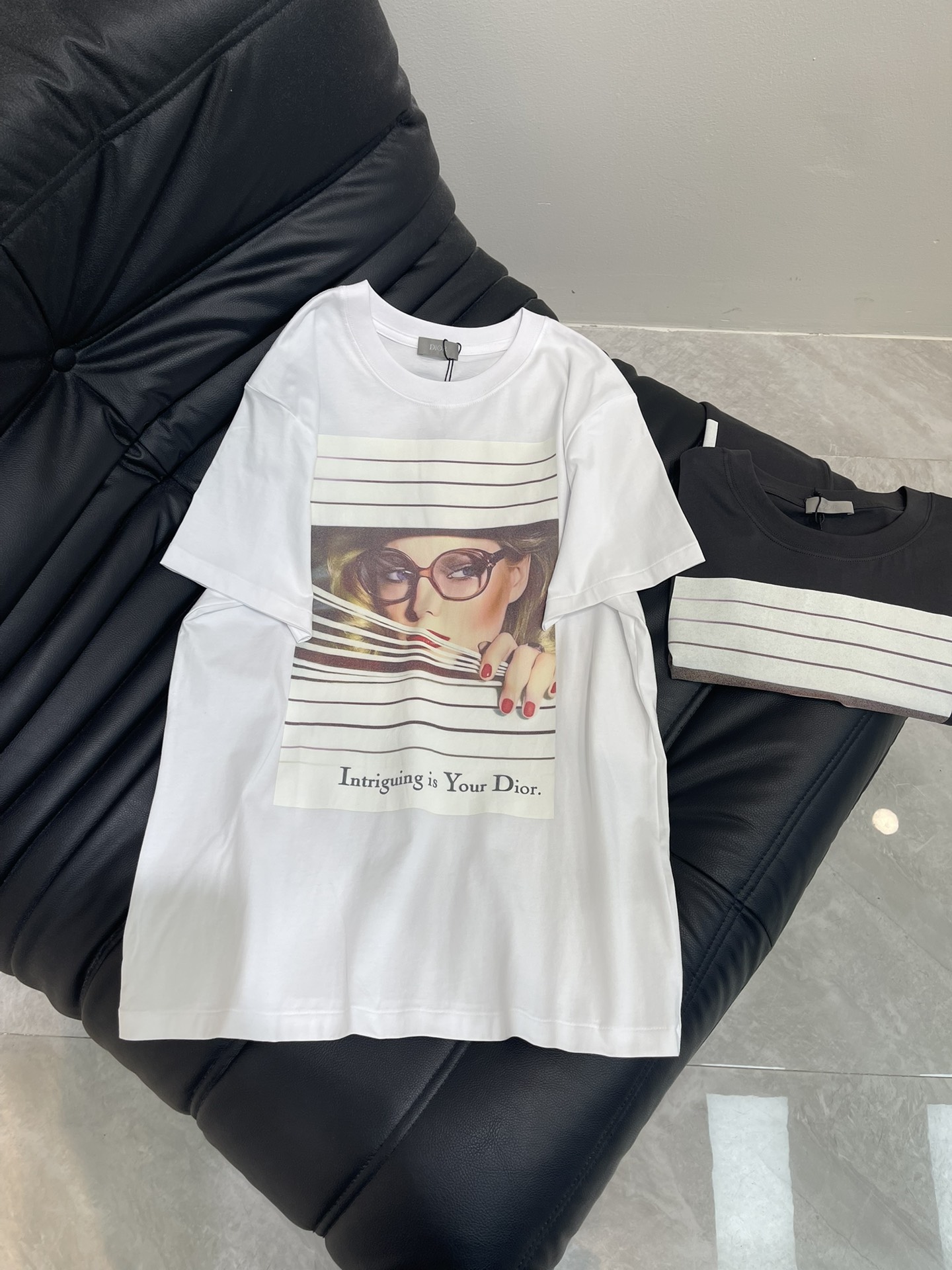 NO:433647,Dio* printed round neck Customized YB native cotton material breathable and comfortable, full texture Loose short-sleeved T-shirt cut to highlight the brand style Made of gram-weight pure cotton, full of drape, presenting a slim visual effect YB development Use printing technology to outline the pictorial girl pattern in the blinds The letter logo enhances the brand identity The fashionable and high-end feeling is instantly presented Create a personal style Fashionable and relaxed The inner wear is brilliant and fashionable Customized surface accessories SML,,dior,T-shirt,tees,t-shirt,alexander wang19860909Dio*印花圆领 定制YB原生全棉材质 透气舒适 质感十足 宽松短袖T恤裁剪 凸显品牌格调 采用克重纯棉制成 垂坠感十足 呈现显瘦视觉效果 YB开发 利用印花工艺勾勒出百叶窗里的画报女郎图案 字母徽标加强品牌标识度 时尚高级感立现 打造个性风格 时髦松弛 单穿内搭都出彩时髦 定制面辅料 SML,,dior,T-shirt,tees，t-shirt,alexander wang,Women's clothing