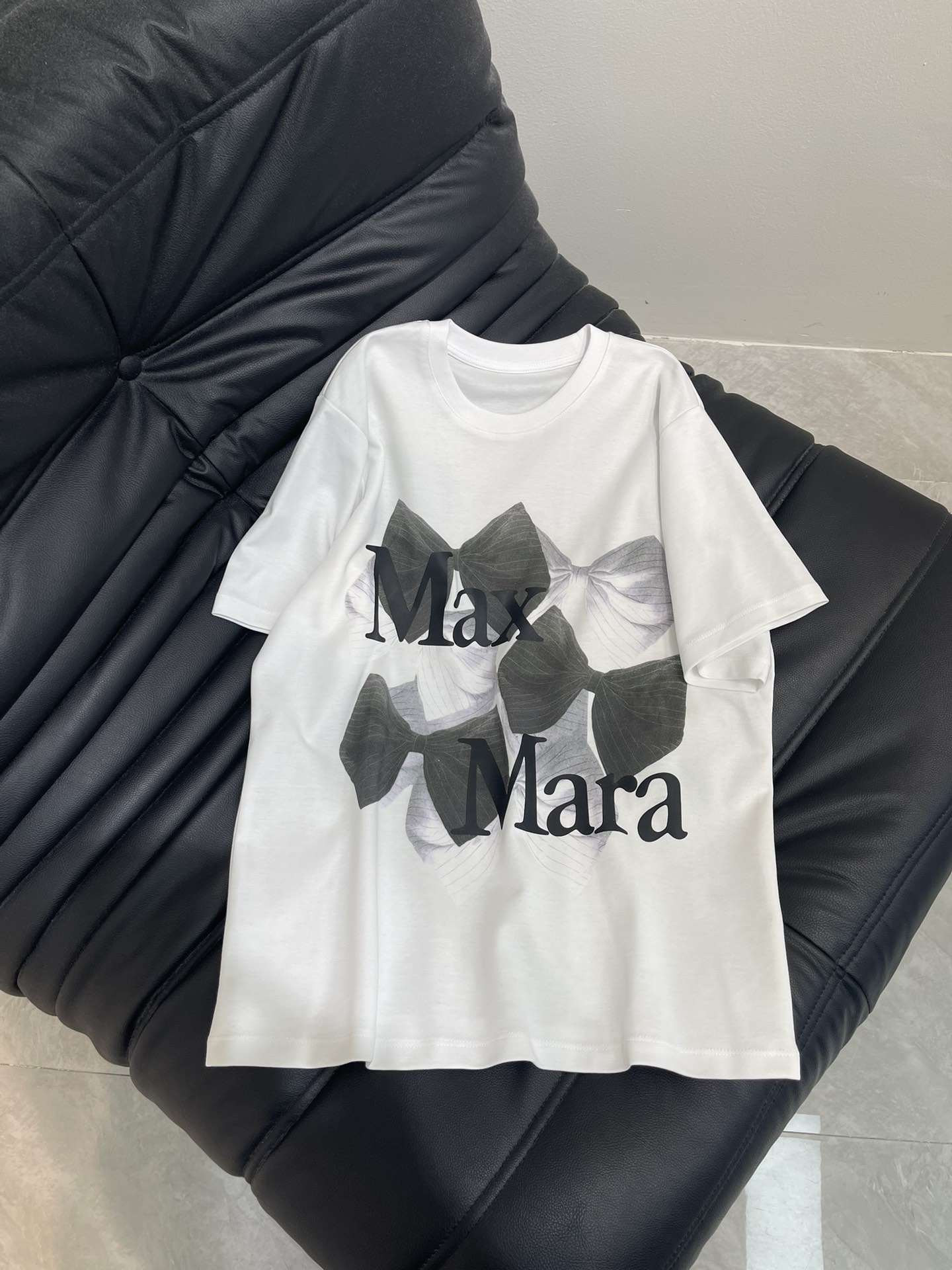 NO:434041,The new ss model, Max* highly recommended hot style, bow letter printed T-shirt, pure cotton fabric, loose style, very beautiful upper body, 1 color, SML!  Run volume and price, tees, t-shirt, alexander wang19860909ss新款,Max*强烈推荐的爆款,蝴蝶结字母印花T恤,纯棉面料,宽松版型,上身非常漂亮,1色,SML！跑量价,,tees，t-shirt,alexander wang,Women's clothing