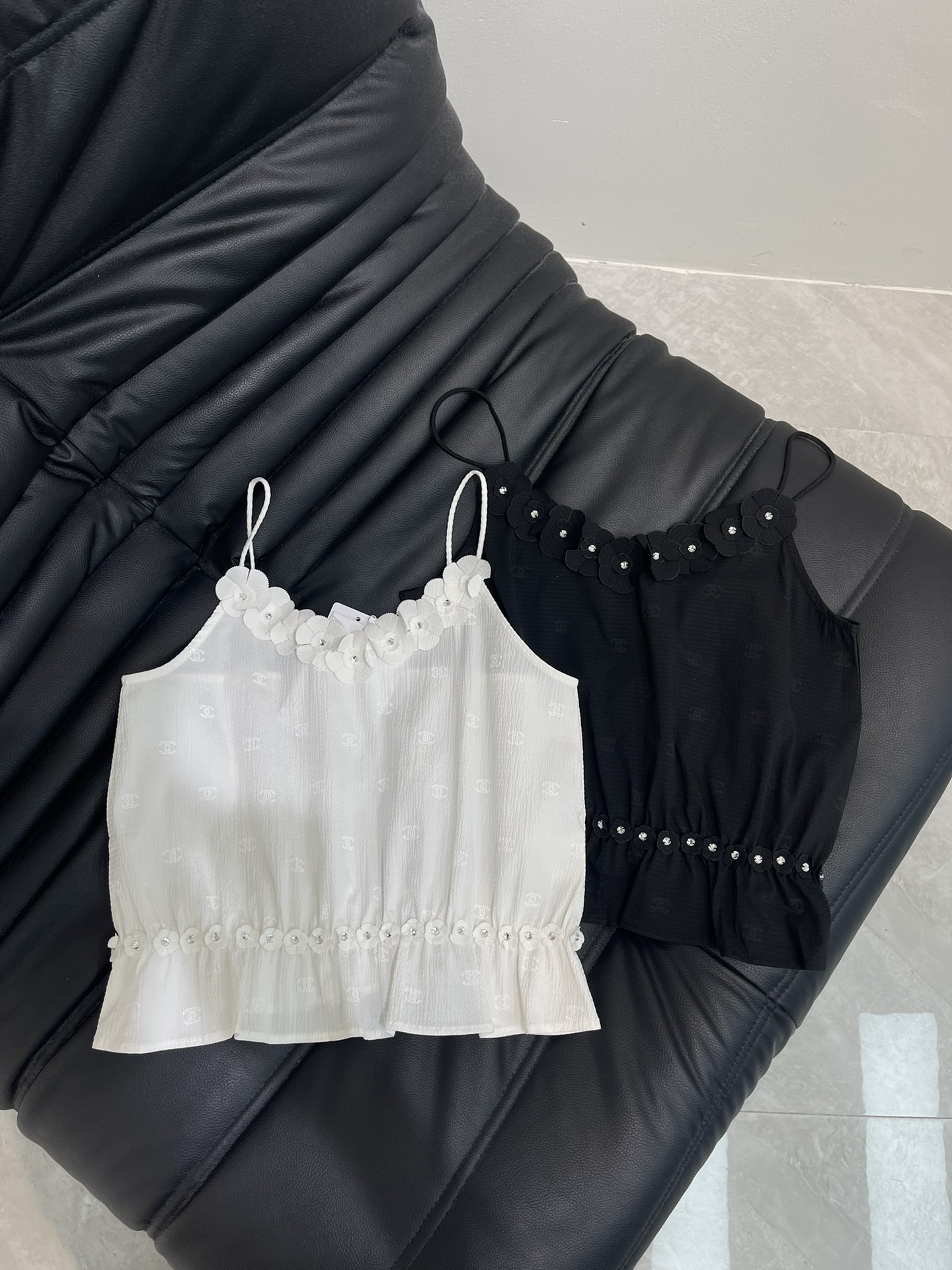 NO:433613,Chane* thin-shoulder suspender camellia vest custom YB imported cotton silk material comfortable texture skin-friendly breathable Thin shoulder suspender vest style Simple and atmospheric cut and full of double C dark patterns The neckline is outlined with the same color three-dimensional rhinestone camellia edgings echo Xiangjia's iconic elements Rich design levels Highlights the brand style The small camellia at waist echoes the simple and elegant elements more low-key and luxurious Easy to outline the waist, wear good proportions, and more advanced texture A suitable for vacation and can surpass the suspender vest for different occasions Playful and fashionable Customized surface accessories SML, chanel, chanel, alexander wang19860909Chane*细肩吊带山茶花背心 定制YB进口棉绸材质 质感舒适 亲肤透气 细肩吊带背心版型 裁剪简约大气 通体双C暗纹满铺 领口以同色立体水钻山茶花包边勾勒 呼应香家标志性元素 丰富设计层次 突出品牌格调 腰间小山茶花呼应 让素雅元素更显低调奢华 轻松勾勒腰身 穿出好比例 更显高级质感 一款适合度假也可凌驾不同场合吊带背心 俏皮洋气 定制面辅料 SML,,chanel,chanel,alexander wang,Women's clothing