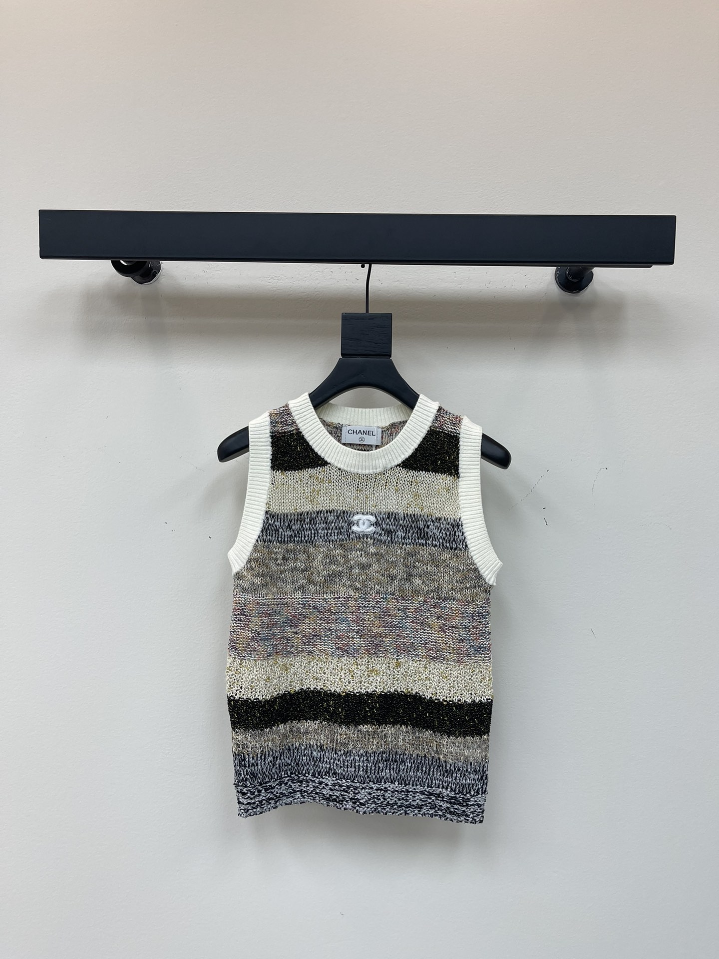 NO:433618,Chane 25 early autumn new style striped knitted vest The two-color striped contrasting colors of the whole body make the high street fashionable. The delicate patterns add a sense of exquisiteness to the simple outfit. The double C logo on the chest can easily show the playful girl style. The slim fit style makes it look slim and fashionable. One color SML, chanel, alexander wang19860909Chane 25早秋新款 条纹针织背心 通体两色条纹撞色更显高街时髦气息 细致纹路为简易穿搭增添精致感 胸前双C徽标简单修饰 就能轻松彰显俏皮女生风格 修身版型 显瘦时髦.一个色SML,,chanel,alexander wang,Women's clothing