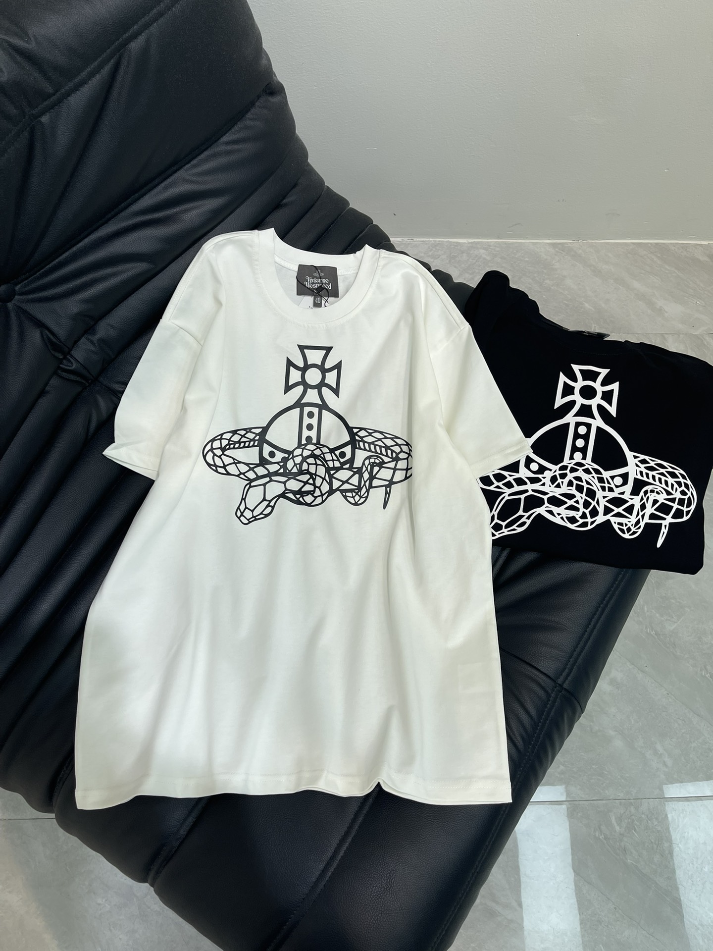 NO:434053,Stone Island *25 new short-sleeved T-shirt, 3D printed three-dimensional, absolute, details, neat wiring, high-end and design sense, fashionable and versatile, using high-cost combed cotton, soft and skin-friendly to the touch, super comfortable to wear with close body, breathable and won’t sweat at all. The same style for men and women!  Color black white Size: XS-L, T-shirt,tees, t-shirt,alexander wang19860909石头岛 *25新款短袖T恤,3D印花立体感十足 绝绝子,细节 走线工整,高级感与设计感狠狠拿捏,时尚百搭款,采用高支数精梳棉,摸起来柔软亲肤,贴身穿超级舒服,透气性一绝,完全不会闷汗.男女同款！ 颜色黑色 白色 尺码:XS-L,,T-shirt,tees，t-shirt,alexander wang,Women's clothing