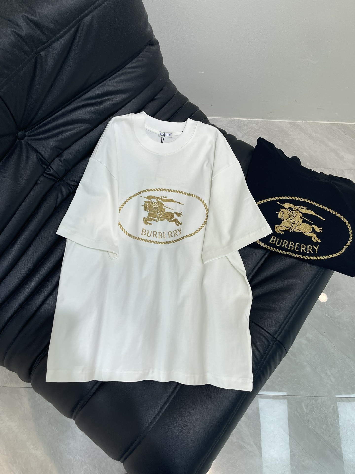 NO:434059,Burberry *25 new short-sleeved T-shirt, 3D printed three-dimensional, absolute, details, neat wiring, high-end and design sense, fashionable and versatile, using high-volume combed cotton, soft and skin-friendly to the touch, super comfortable to wear with close body, breathable and won’t sweat at all. The same style for men and women!  Color black white Size: SML, burberry, T-shirt,tees, t-shirt,alexander wang19860909Burberry *25新款短袖T恤,3D印花立体感十足 绝绝子,细节 走线工整,高级感与设计感狠狠拿捏,时尚百搭款,采用高支数精梳棉,摸起来柔软亲肤,贴身穿超级舒服,透气性一绝,完全不会闷汗.男女同款！ 颜色黑色 白色 尺码:SML,,burberry,T-shirt,tees，t-shirt,alexander wang,Women's clothing