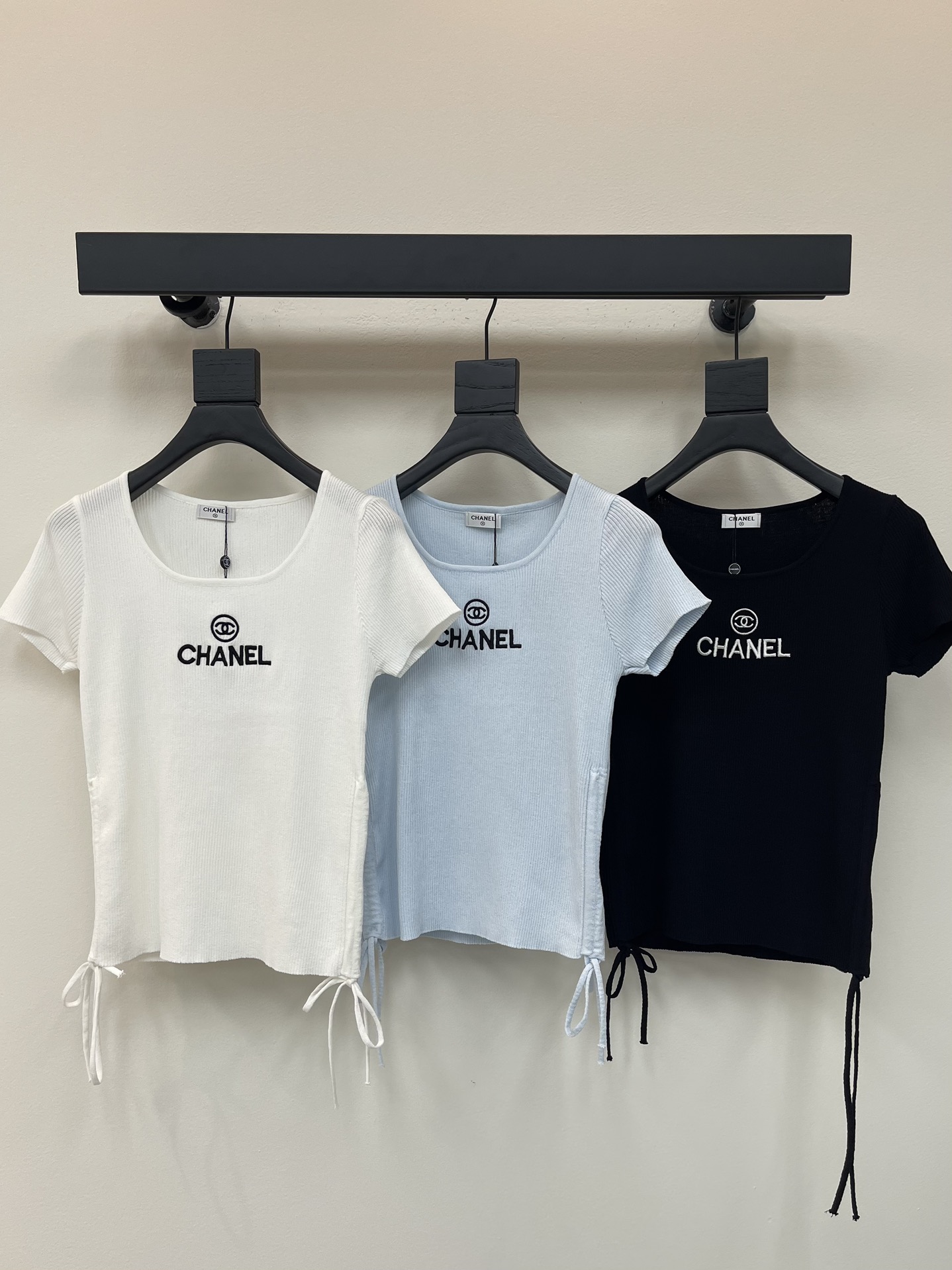 NO:434047,CHANEL Xiaoxiang 25 summer new style, knitted short sleeves are designed with drawstrings on both sides, which can be freely adjusted to create a waist-hugging and slimming effect. Simple round neck with soft fabrics is comfortable and versatile, suitable for casual or commuting. White, blue, black SML, chanel, T-shirt, alexander wang19860909CHANEL小香25夏季新款,针织短袖采用两侧抽绳设计,可自由调节松紧,打造收腰显瘦效果.简约圆领搭配柔软面料,舒适百搭,休闲或通勤皆宜. 白色,蓝色,黑色 SML,,chanel,T-shirt,alexander wang,Women's clothing