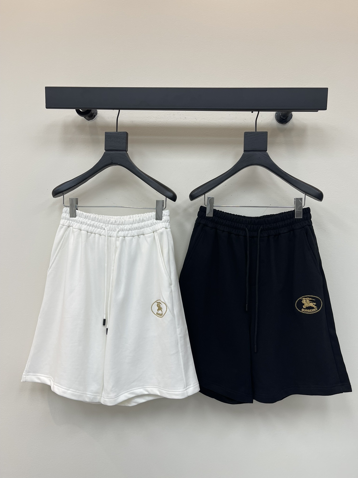 NO:434061,BURBERRY Brand wheat ear war horse letters LOGO embroidery craft logo war horse shorts casual five-point pants· A solid heavy 400g terry fabric, without shrinking or deforming texture. Large terry design, elastic waist, drawstring logo design, edge wrapping strips, fashionable and versatile, complete three standards, complete for men and women. Color black and white S-XL,,burberry,burberry, shorts,alexander wang19860909BURBERRY巴宝莉 品牌麦穗战马字母LOGO刺绣工艺标识战马短裤休闲五分裤· 实打实重磅400克毛圈面料,不缩水不变形质感拉满.大毛圈设计,松紧腰围,抽绳自带logo设计,包边包条,时尚百搭,三标齐全,男女齐全. 颜色黑色白色 S-XL,,burberry,burberry,shorts,alexander wang,Women's clothing