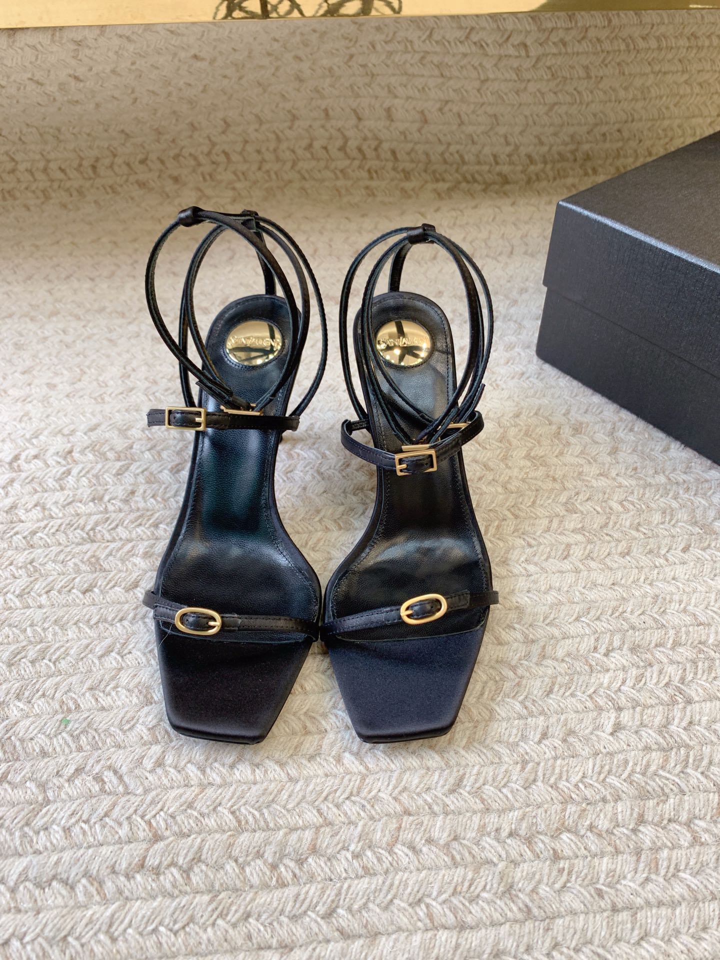 NO:928030,SAIN* LAUREN*SS25 new four-strap low-heeled sandals, original last, top quality material, imported silk upper, imported sheepskin lining for feet, genuine leather outsole, heel height 7.5cm, size 35-39 (34.40.41.42 non-returnable, non-exchangeable), sandals, saint laurent, sandals, sheepskin, real silk, Leather soles19860909SAIN* LAUREN*SS25新款四带低跟凉鞋 原版套楦 顶级品质 材质 鞋面进口真丝面 垫脚进口羊皮里 大底真皮大底 跟高7.5cm 码数35-39（34.40.41.42不退不换）,凉鞋,saint laurent,sandals,sheepskin,real silk,Leather soles,Women's Shoes