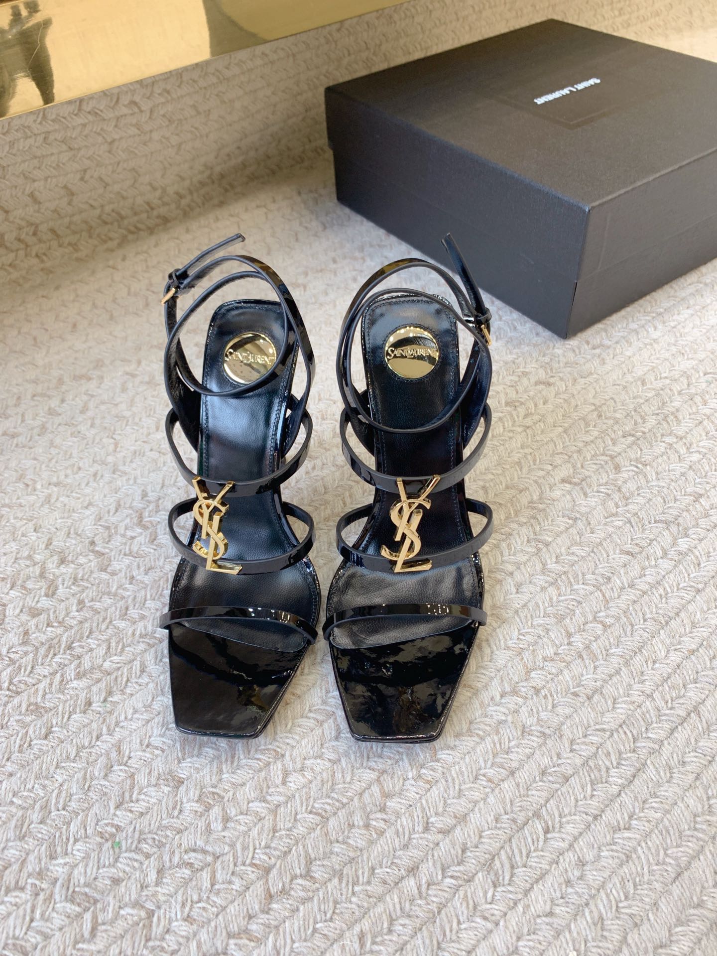 NO:928044,SAIN* LAUREN*SS25 new patent leather sandals with logo buckle, original last, top quality material, imported cow patent leather for upper, imported sheepskin lining for feet, genuine leather outsole, heel height 10cm, size 35-39 (34.40.41.42 non-returnable, non-exchangeable), sandals, saint laurent, sandals, sheepskin, Leather soles19860909SAIN* LAUREN*SS25新款logo扣漆皮凉鞋 原版套楦 顶级品质 材质 鞋面进口牛漆皮 垫脚进口羊皮里 大底真皮大底 跟高10cm 码数35-39（34.40.41.42不退不换）,凉鞋,saint laurent,sandals,sheepskin,Leather soles,Women's Shoes