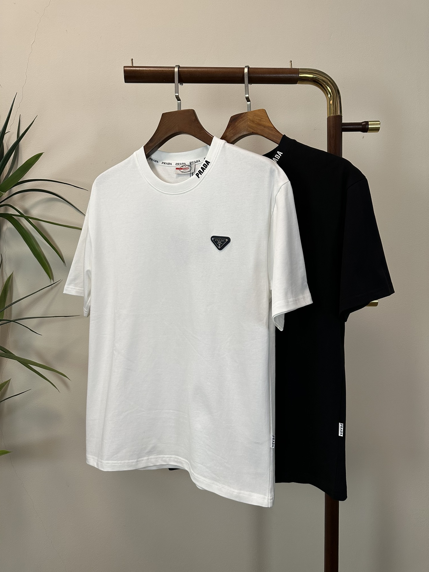 NO:426691,Prada 2025 new round neck short-sleeved T-shirt high-end version!  Customized fabrics for counters are breathable and comfortable, with impeccable details, and the brand element design concept reflects high quality. The feel is delicate and soft!  It is casually cut, with a great upper body style!  Code number M-3XL, prada, T-shirt,tees, t-shirt,alexander wang19860909普拉达 2025新款 圆领 短袖 T恤 高端版本！专柜定制面料 透气舒适度高,细节无可挑剔,品牌元素设计理念,体现高品质.手感细腻柔软！呈现休闲裁剪,上身版型超赞！ 码数M-3XL,,prada,T-shirt,tees，t-shirt,alexander wang,Men's clothing