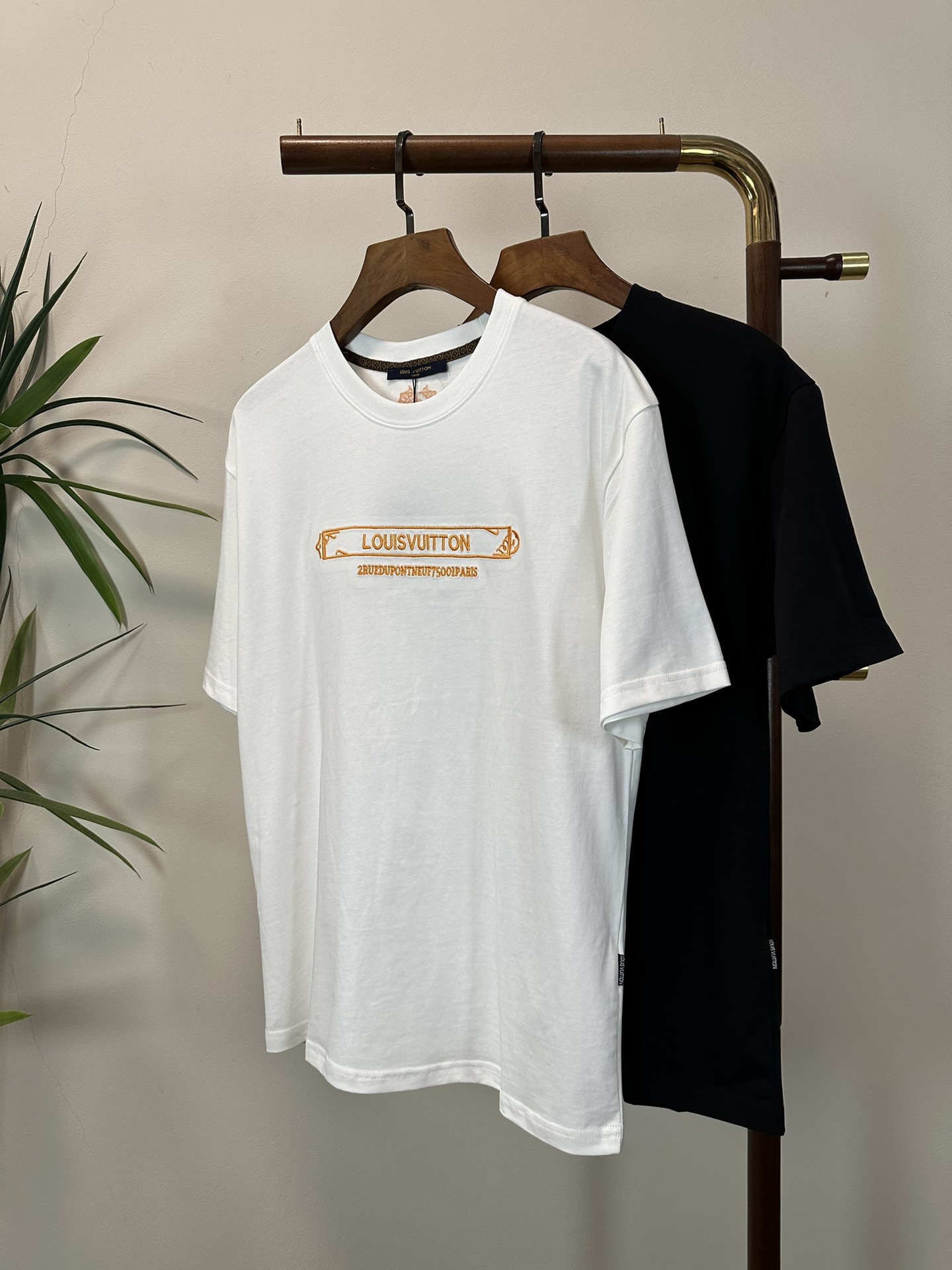 NO:426685,Louis Vuitton 2025 new round neck short-sleeved T-shirt high-end version!  Customized fabrics for counters are breathable and comfortable, with impeccable details, and the brand element design concept reflects high quality. The feel is delicate and soft!  It is casually cut, with a great upper body style!  Code number M-3XL, louis vuitton, T-shirt,tees, t-shirt,alexander wang19860909路易威登 2025新款 圆领 短袖 T恤 高端版本！专柜定制面料 透气舒适度高,细节无可挑剔,品牌元素设计理念,体现高品质.手感细腻柔软！呈现休闲裁剪,上身版型超赞！ 码数M-3XL,,louis vuitton,T-shirt,tees，t-shirt,alexander wang,Men's clothing