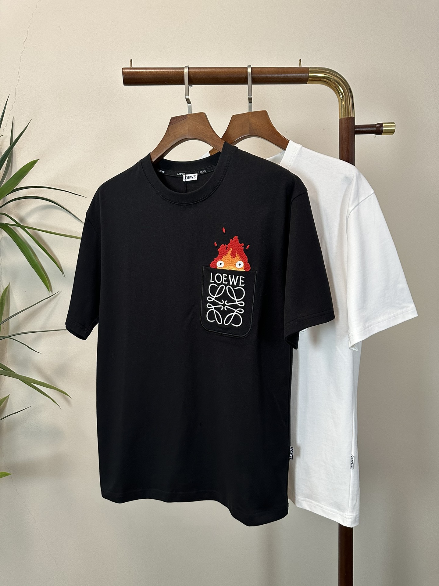 NO:426679,Luo Yiwei 2025 new round neck short-sleeved T-shirt high-end version!  Customized fabrics for counters are breathable and comfortable, with impeccable details, and the brand element design concept reflects high quality. The feel is delicate and soft!  It is casually cut, with a great upper body style!  Code number M-3XL, loewe, T-shirt,tees, t-shirt,alexander wang19860909罗意威 2025新款 圆领 短袖 T恤 高端版本！专柜定制面料 透气舒适度高,细节无可挑剔,品牌元素设计理念,体现高品质.手感细腻柔软！呈现休闲裁剪,上身版型超赞！ 码数M-3XL,,loewe,T-shirt,tees，t-shirt,alexander wang,Men's clothing