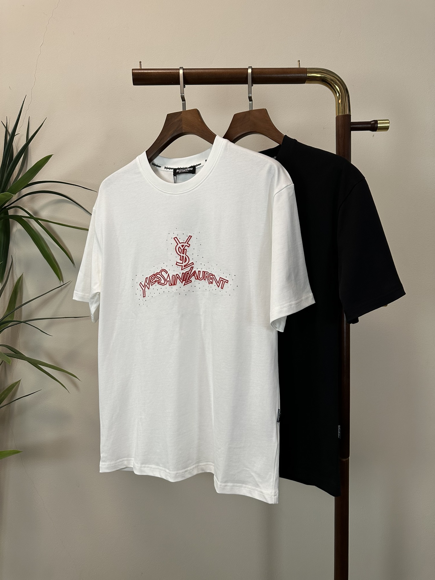 NO:459128,Saint Laurent 2025 new round neck short-sleeved T-shirt high-end version!  Customized fabrics for counters are breathable and comfortable, with impeccable details, and the brand element design concept reflects high quality. The feel is delicate and soft!  It is casually cut, with a great upper body style!  Code number M-3XL, saint laurent, T-shirt,tees, t-shirt,alexander wang19860909圣罗兰 2025新款 圆领 短袖 T恤 高端版本！专柜定制面料 透气舒适度高,细节无可挑剔,品牌元素设计理念,体现高品质.手感细腻柔软！呈现休闲裁剪,上身版型超赞！ 码数M-3XL,,saint laurent,T-shirt,tees，t-shirt,alexander wang,Men's clothing