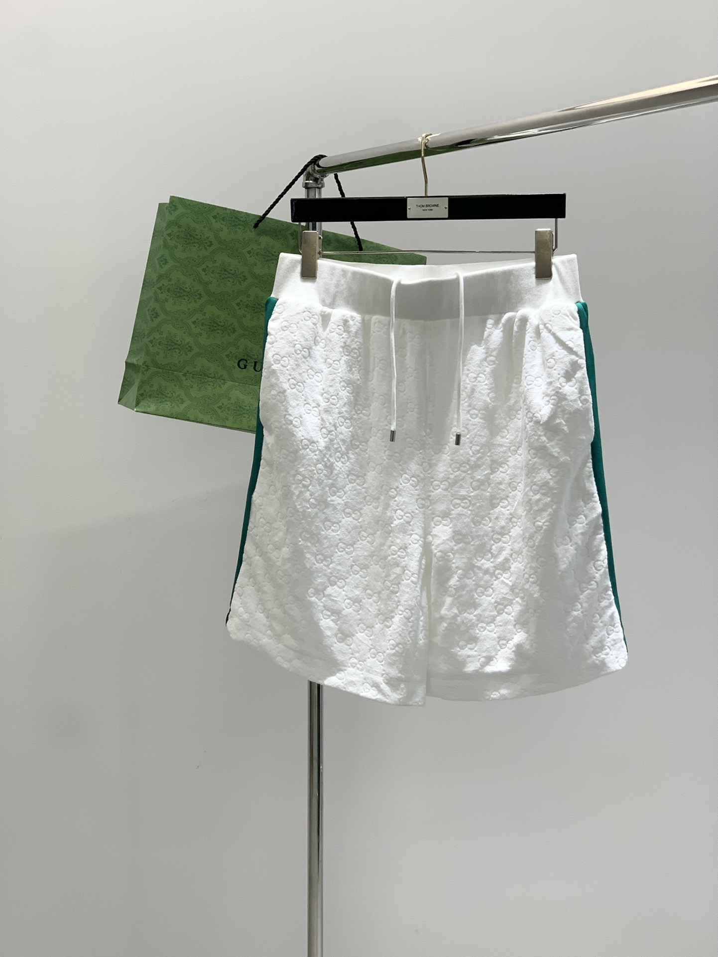 NO:454080,,GUCCI Gucci, the latest summer products, special counters are available at the same time, original singles, fashionable casual shorts, imported original fabric, comfortable and breathable, unique design style, top-grade printing craft letter pattern logo, original hardware and auxiliary decoration, extremely high grade, handsome and stylish upper body, size XS-L Size XSmL Pants length 52535455 Waist circumference 74788286 hip circumference 104108112116, gucci,gucci, shorts, alexander wang19860909,GUCCI 古驰,夏季最新品,专柜同步有售,原单狠货,时尚休闲短裤,进口原版面料,舒适透气,独特设计风格,顶级印花工艺字母图案logo,原版五金辅料装饰,档次极高,上身帅气有型,码数XS-L 尺码XSmL 裤长52535455 腰围74788286 臀围104108112116,,gucci,gucci,shorts,alexander wang,Men's clothing