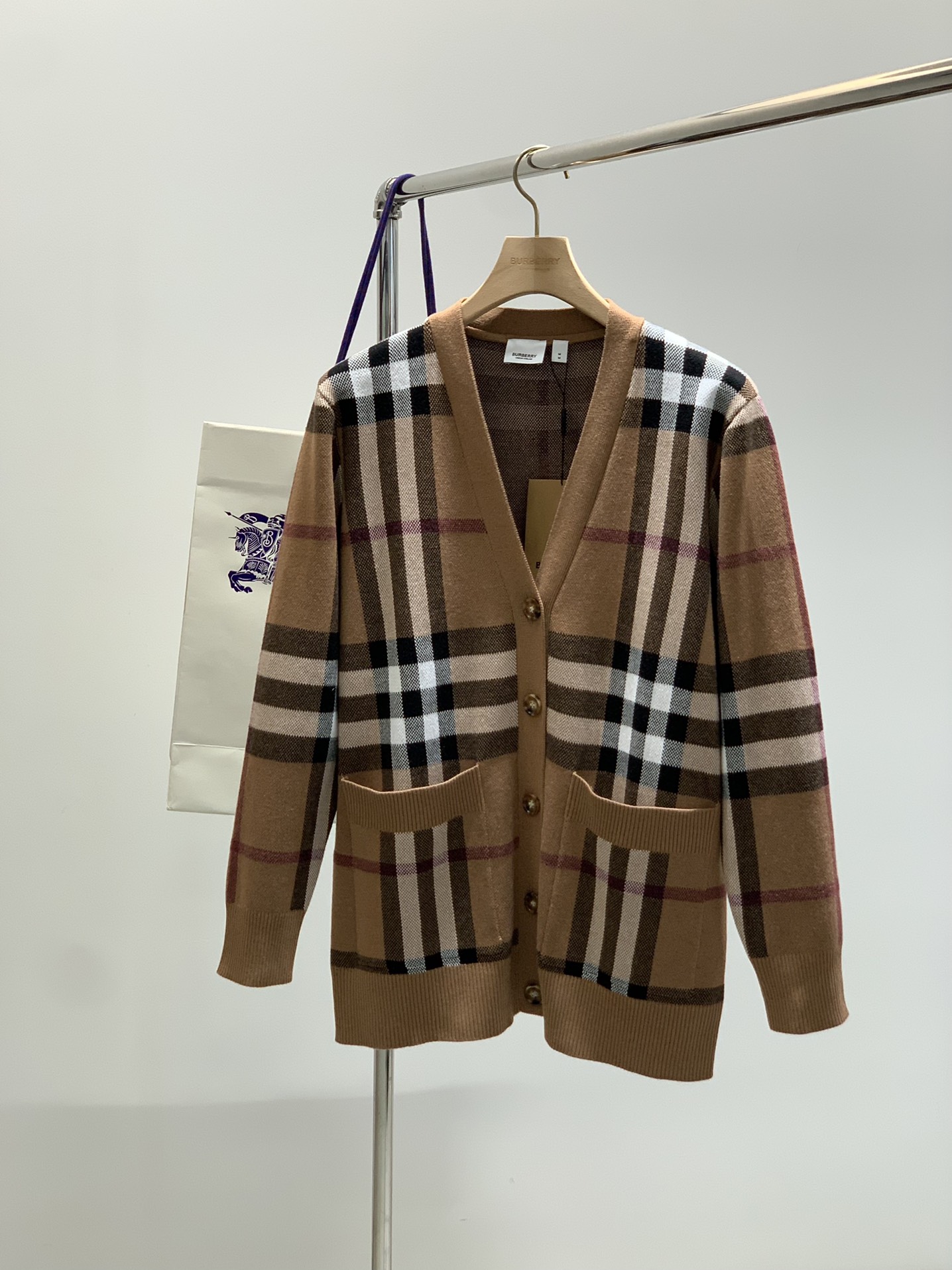 NO:454134,,Burberry Burberry, the latest spring products, available at the counter at the same time, original singles, fashionable and casual knitted cardigan sweater, imported original fabric, comfortable and breathable upper body, top knitted craft letter pattern decoration logo, extremely high grade, comfortable and versatile, handsome upper body, S-XL size SML XL length 71737577 bust 54.556.558.560.5 shoulder width 41434547 sleeve length 60616263,,burberry,burberry,sweaters,alexander wang19860909,Burberry 巴宝莉,春季最新品,专柜同步有售,原单狠货,时尚休闲针织开衫毛衣,进口原版面料,上身舒适透气,顶级针织工艺字母图案装饰logo,档次极高,舒适百搭,上身帅气十足,码数S-XL 尺码SML XL 衣长71737577 胸围54.556.558.560.5 肩宽41434547 袖长60616263,,burberry,burberry,sweaters,alexander wang,Men's clothing