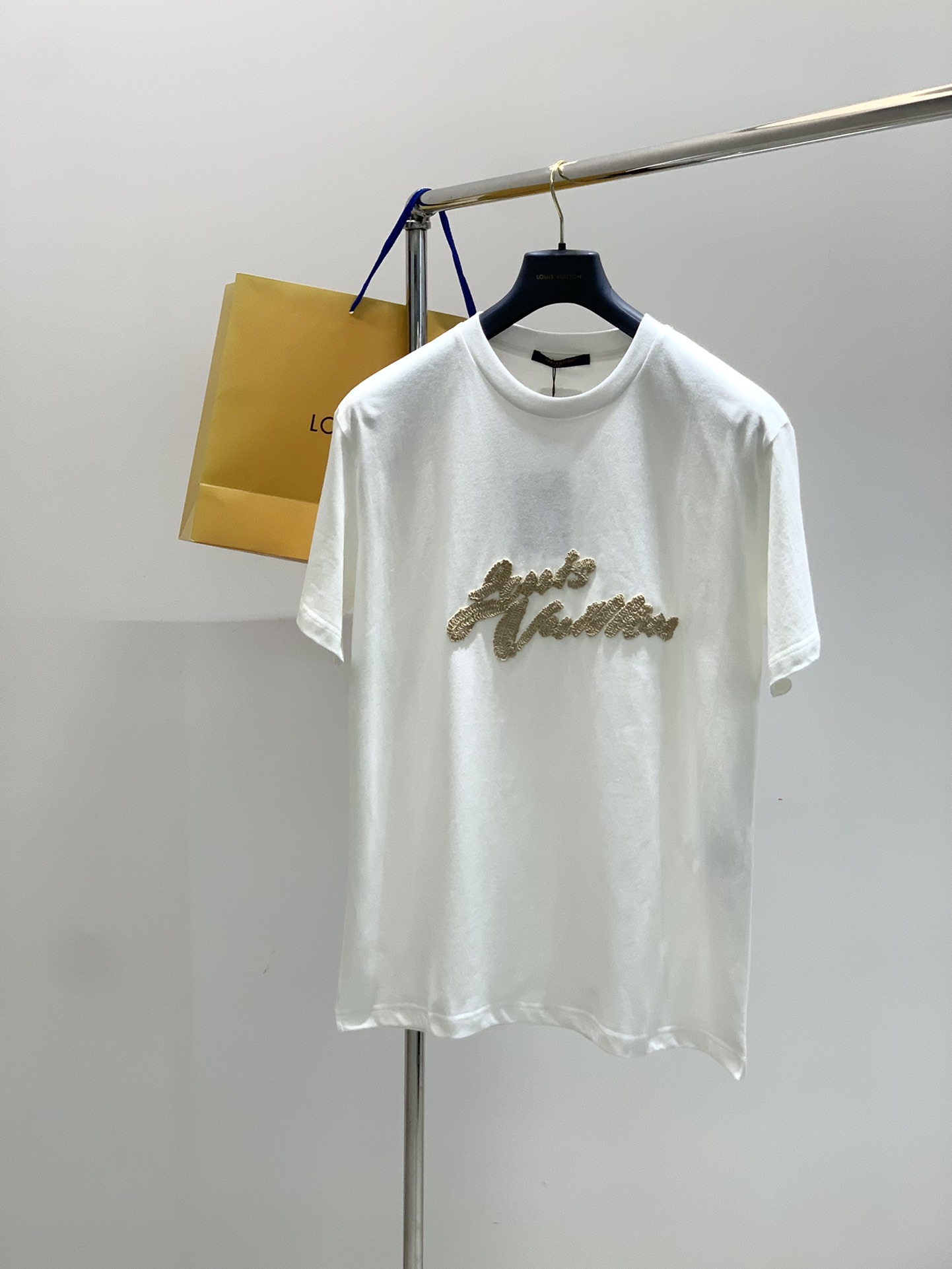 NO:452594,,LouisVuitton, the latest summer model, available at the counter at the same time, original singles, fashionable and casual round neck short-sleeved T-shirt, very distinctive on the upper body!  Eye-catching and highlighted, imported original fabric, top-grade embroidery craft letter pattern decorative logo, simple but not lacking in fashion, classic and atmospheric, comfortable and breathable, handsome and stylish on the upper body, 2 colors recommendations, S-XL, one size information, SMLXL, 71.5 72.5 73.574.5 Bust 107111115119 Shoulder width 47495153 Hem 105109113117,,louis vuitton,louis vuitton,T-shirt,tees,t-shirt,alexander wang19860909,LouisVuitton 路易威登,夏季最新款,专柜同步有售,原单狠货,时尚休闲圆领短袖T恤,上身很有特点！吸睛而有亮点,进口原版面料,顶级刺绣工艺字母图案装饰Logo,简单而不失时尚,经典大气,舒适透气,上身帅气有型,2色推荐,码数S-XL 一尺码信息一 尺码SMLXL 衣长71.5 72.5 73.574.5 胸围107111115119 肩宽47495153 下摆105109113117,,louis vuitton,louis vuitton,T-shirt,tees，t-shirt,alexander wang,Men's clothing