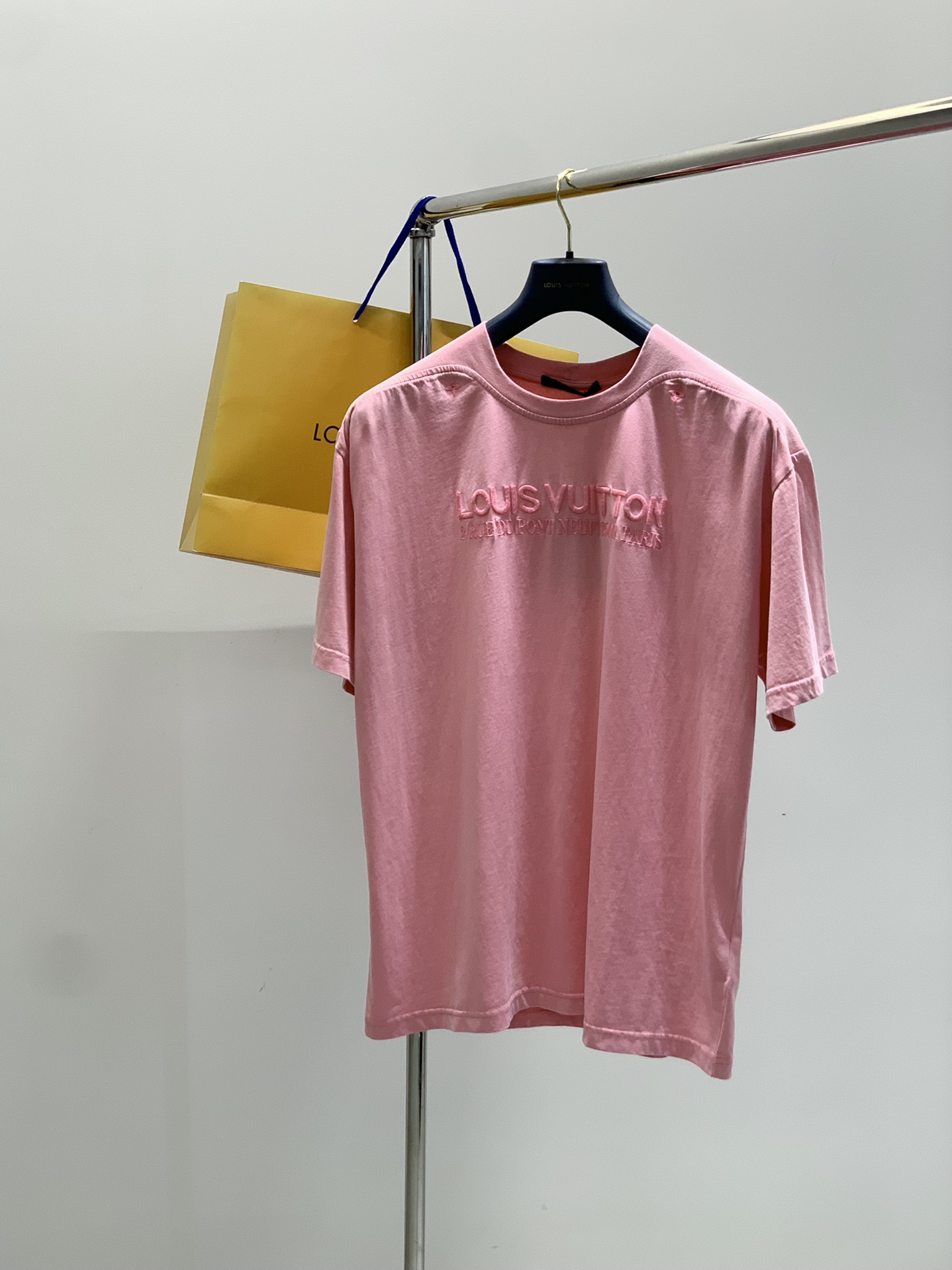 NO:454090,,LouisVuitton, the latest summer model, available at the counter at the same time, original singles, fashionable and casual round neck short-sleeved T-shirt, very distinctive on the upper body!  Eye-catching and highlighted, imported original fabric, top-grade embroidery craft letter pattern decorative logo, simple but not lacking in fashion, classic and atmospheric, comfortable and breathable, handsome and stylish on the upper body, S-XL,, louis vuitton, louis vuitton, T-shirt,tees, t-shirt,alexander wang19860909,LouisVuitton 路易威登,夏季最新款,专柜同步有售,原单狠货,时尚休闲圆领短袖T恤,上身很有特点！吸睛而有亮点,进口原版面料,顶级刺绣工艺字母图案装饰Logo,简单而不失时尚,经典大气,舒适透气,上身帅气有型,码数S-XL,,louis vuitton,louis vuitton,T-shirt,tees，t-shirt,alexander wang,Men's clothing