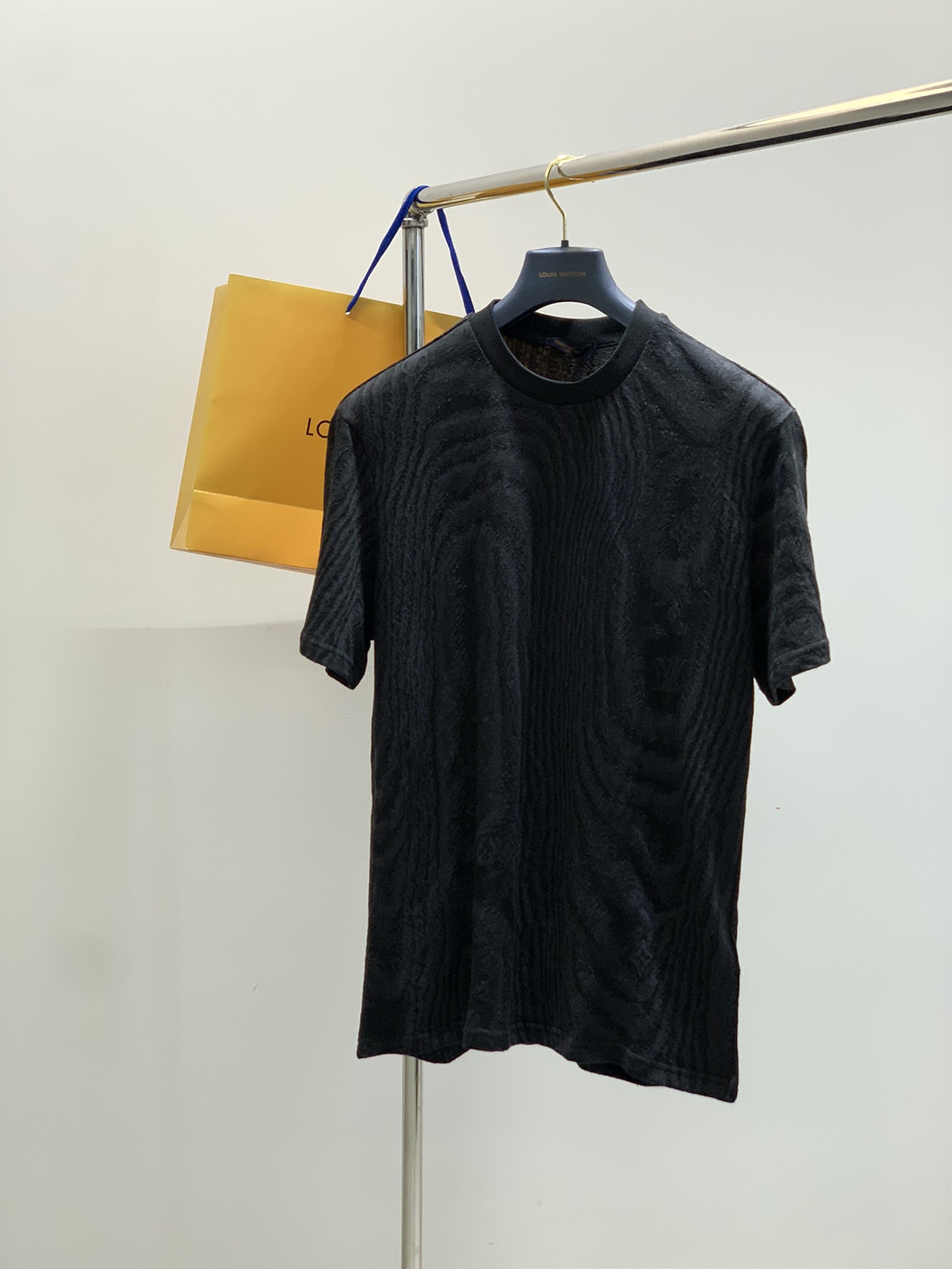 NO:454128,,LouisVuitton, the latest summer model, available at the counter at the same time, original single product, fashionable and casual round neck knitted short-sleeved T-shirt, very distinctive on the upper body!  Eye-catching and highlighted, imported original fabric, top-grade embroidery craft letter pattern decorative logo, simple but not lacking in fashion, classic and atmospheric, comfortable and breathable, handsome and stylish on the upper body, S-XL,, louis vuitton, louis vuitton, T-shirt,tees, t-shirt,alexander wang19860909,LouisVuitton 路易威登,夏季最新款,专柜同步有售,原单狠货,时尚休闲圆领针织短袖T恤,上身很有特点！吸睛而有亮点,进口原版面料,顶级刺绣工艺字母图案装饰Logo,简单而不失时尚,经典大气,舒适透气,上身帅气有型,码数S-XL,,louis vuitton,louis vuitton,T-shirt,tees，t-shirt,alexander wang,Men's clothing