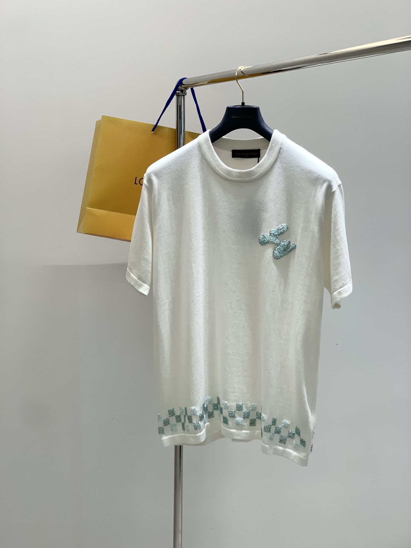 NO:454139,,LouisVuitton, the latest summer model, available at the counter at the same time, original single product, fashionable and casual round neck knitted short-sleeved T-shirt, very distinctive on the upper body!  Eye-catching and highlighted, imported original fabric, top-grade beaded embroidery letter pattern decorative logo, simple but not lacking in fashion, classic and atmospheric, comfortable and breathable, handsome and stylish on the upper body, S-XL Size SML XL Sleeve length 67697173 Bust 52545658 Shoulder width 47495153 Sleeve length 2121.5 2222.5,,louis vuitton,louis vuitton,T-shirt,tees,t-shirt,alexander wang19860909,LouisVuitton 路易威登,夏季最新款,专柜同步有售,原单狠货,时尚休闲圆领针织短袖T恤,上身很有特点！吸睛而有亮点,进口原版面料,顶级珠绣工艺字母图案装饰Logo,简单而不失时尚,经典大气,舒适透气,上身帅气有型,码数S-XL 尺码SML XL 衣长67697173 胸围52545658 肩宽47495153 袖长2121.5 2222.5,,louis vuitton,louis vuitton,T-shirt,tees，t-shirt,alexander wang,Men's clothing