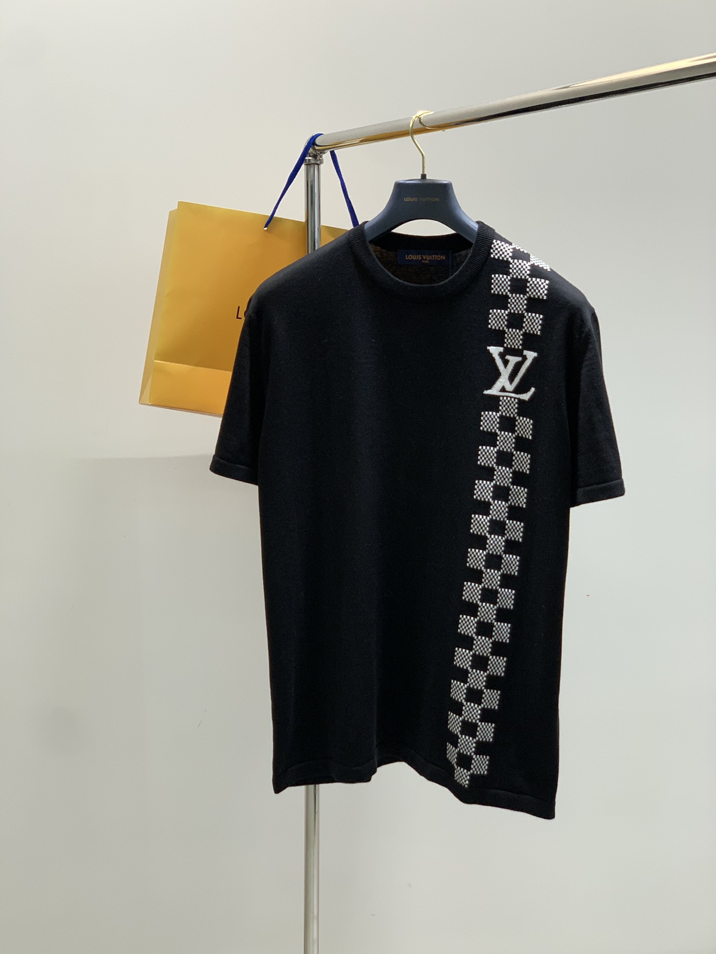 NO:454094,,LouisVuitton, the latest summer model, available at the counter at the same time, original single product, fashionable and casual round neck knitted short-sleeved T-shirt, very distinctive on the upper body!  Eye-catching and highlighted, imported original fabric, top-grade embroidery craft letter pattern decorative logo, simple but not lacking in fashion, classic and atmospheric, comfortable and breathable, handsome and stylish on the upper body, S-XL,, louis vuitton, louis vuitton, T-shirt,tees, t-shirt,alexander wang19860909,LouisVuitton 路易威登,夏季最新款,专柜同步有售,原单狠货,时尚休闲圆领针织短袖T恤,上身很有特点！吸睛而有亮点,进口原版面料,顶级刺绣工艺字母图案装饰Logo,简单而不失时尚,经典大气,舒适透气,上身帅气有型,码数S-XL,,louis vuitton,louis vuitton,T-shirt,tees，t-shirt,alexander wang,Men's clothing