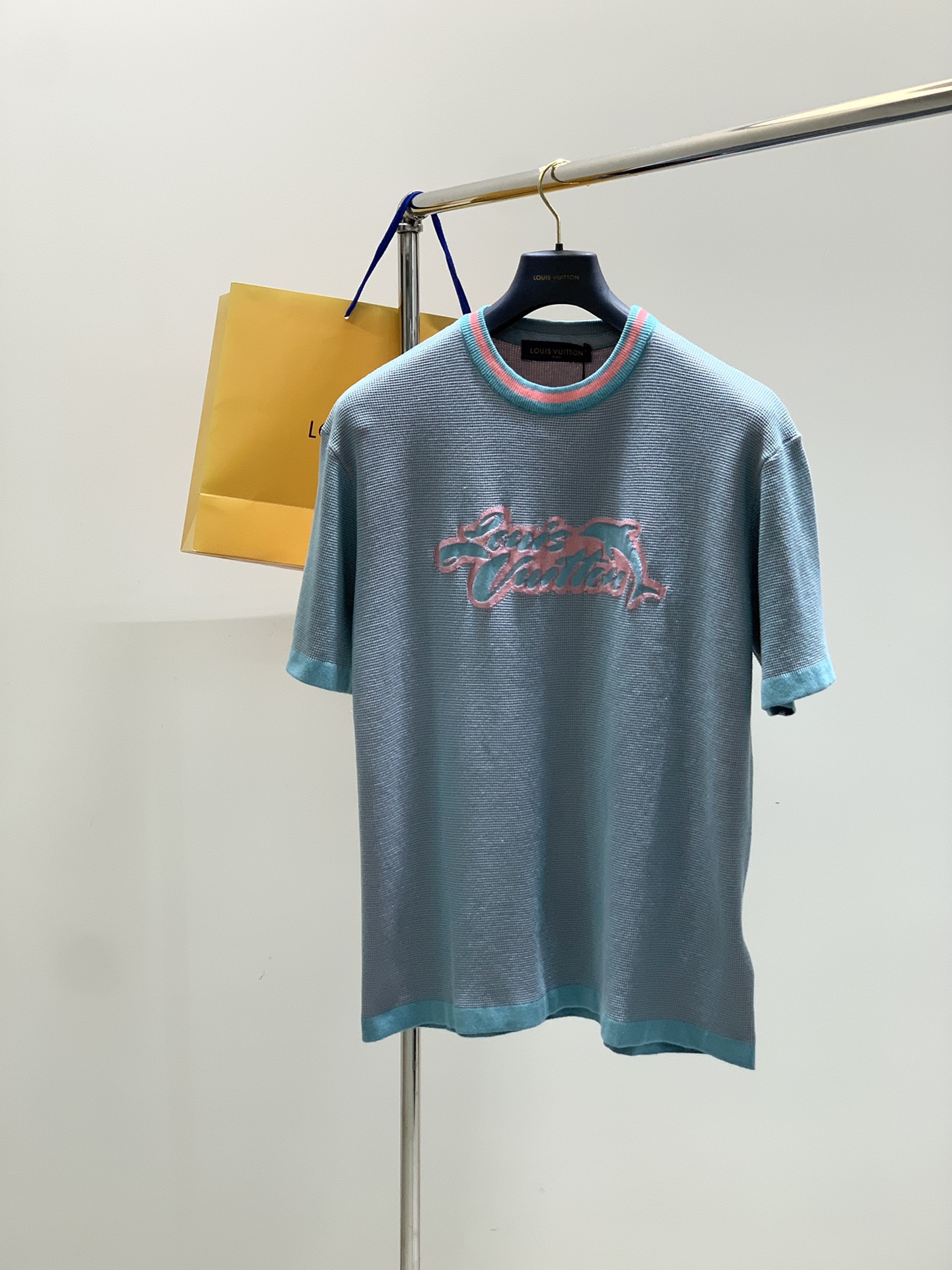 NO:454089,,LouisVuitton, the latest summer model, available at the counter at the same time, original single product, fashionable and casual round neck knitted short-sleeved T-shirt, very distinctive on the upper body!  Eye-catching and highlighted, imported original fabric, top-grade embroidery craft letter pattern decorative logo, simple but not lacking in fashion, classic and atmospheric, comfortable and breathable, handsome and stylish on the upper body, S-XL,, louis vuitton, louis vuitton, T-shirt,tees, t-shirt,alexander wang19860909,LouisVuitton 路易威登,夏季最新款,专柜同步有售,原单狠货,时尚休闲圆领针织短袖T恤,上身很有特点！吸睛而有亮点,进口原版面料,顶级刺绣工艺字母图案装饰Logo,简单而不失时尚,经典大气,舒适透气,上身帅气有型,码数S-XL,,louis vuitton,louis vuitton,T-shirt,tees，t-shirt,alexander wang,Men's clothing