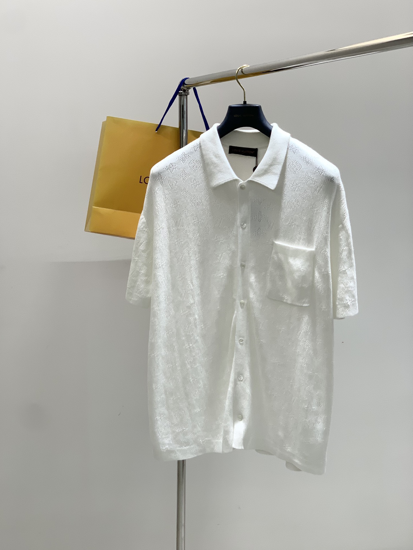 NO:454144,,LouisVuitton, the latest summer model, available at the counter at the same time, original single product, fashionable and casual lapel knitted cardigan short sleeves, very distinctive on the upper body!  Eye-catching and highlighted, imported original fabric, top-grade embroidery craft letter pattern decorative logo, simple but not lacking in fashion, classic and atmospheric, comfortable and breathable, handsome and stylish on the upper body, S-XL Size SMLXL Clothes Length 66687072 Bust 60626466 Shoulder width 52535455 Sleeve length 23232424,,louis vuitton,louis vuitton,T-shirt,alexander wang19860909,LouisVuitton 路易威登,夏季最新款,专柜同步有售,原单狠货,时尚休闲翻领针织开衫短袖,上身很有特点！吸睛而有亮点,进口原版面料,顶级刺绣工艺字母图案装饰Logo,简单而不失时尚,经典大气,舒适透气,上身帅气有型,码数S-XL 尺码SMLXL 衣长66687072 胸围60626466 肩宽52535455 袖长23232424,,louis vuitton,louis vuitton,T-shirt,alexander wang,Men's clothing