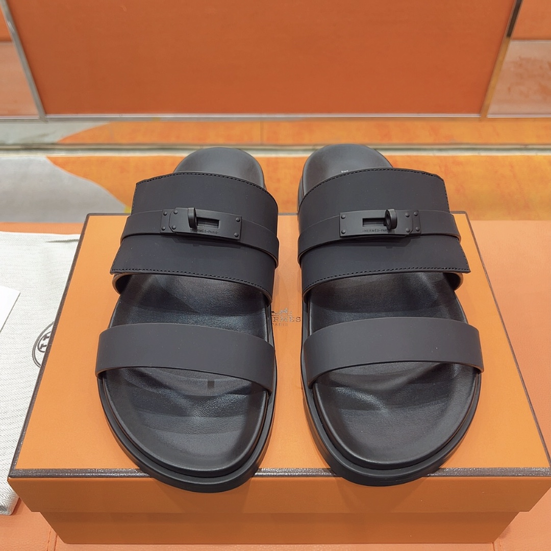 NO:414810,Men's 20 new Herme* H-h family classic chypre second-best shoes H-shaped flat sandal slippers Purchased ZP, top-level original single quality, the highest version on the market, batch, imported upper, cowhide/goat skin, footbed mixed sheepskin, original molded sole. Get what you pay for, real materials, whether it is leather, last, sole, craftsmanship, they are the same as ZP. Various genuine leather cut geometric H-shaped, design upper exudes elegant charm. Leather functional sandals, paired with ergonomic rubber sole and adjustable straps, are suitable for different foot types, and feel comfortable to wear. The design is simple and smooth, creating a comfortable and casual look. Size35-44 size (45.46 can be customized without return or exchange) Multi-color color  With H full set of high-end packaging, slippers, hermes, sandals, slippers, cowhide, sheepskin19860909男款20 上新Herme* H家经典款chypre二舅鞋H型平底凉鞋拖鞋 ZP购入,顶级原单品质,市面最高版本,批 鞋面进口头层牛皮/山羊皮,垫脚混种羊皮,原版开模大底.一分钱一分货,真材实料,无论是皮料、楦型、鞋底、工艺,都跟ZP一致 各色真皮裁切几何H型,设计鞋面,散发优雅魅力.真皮机能风凉鞋,搭配人体工学橡胶鞋底和可调节袢带,适合不同脚型,穿着倍感舒适.设计简约流畅,打造舒适休闲造型.  Size35-44码（45.46可定制不退不换）  颜色多色  配H全套高端包装,拖鞋,hermes,sandals,slippers,cowhide,sheepskin,Women's Shoes