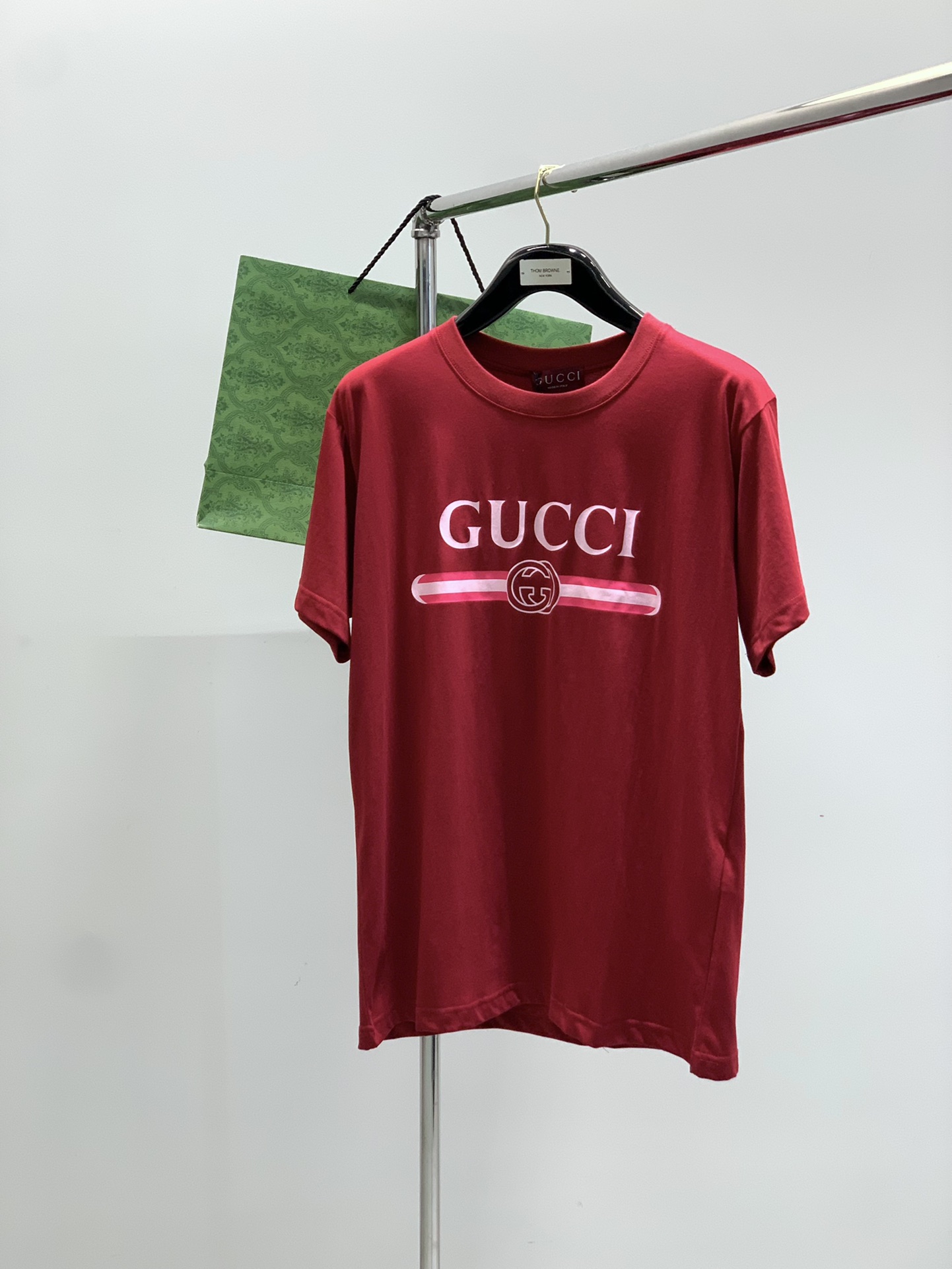 NO:452588,,Gucci, the latest summer model, available at the counter at the same time, original single product, fashionable and casual round neck short-sleeved T-shirt, very distinctive on the upper body!  Eye-catching and highlighted, imported original fabric, top-grade printed craft letter pattern decorative logo, simple but not lacking in fashion, classic and atmospheric, comfortable and breathable, handsome and stylish on the upper body, S-XL Size SML XL Sleeve 727374.576 Bust 109113117121 Shoulder width 45.547.549.551.5 Hem 109113117121,,gucci,gucci,T-shirt,tees,t-shirt,alexander wang19860909,Gucci 古驰,夏季最新款,专柜同步有售,原单狠货,时尚休闲圆领短袖T恤,上身很有特点！吸睛而有亮点,进口原版面料,顶级印花工艺字母图案装饰Logo,简单而不失时尚,经典大气,舒适透气,上身帅气有型,码数S-XL 尺码SML XL 衣长727374.576 胸围109113117121 肩宽45.547.549.551.5 下摆109113117121,,gucci,gucci,T-shirt,tees，t-shirt,alexander wang,Men's clothing