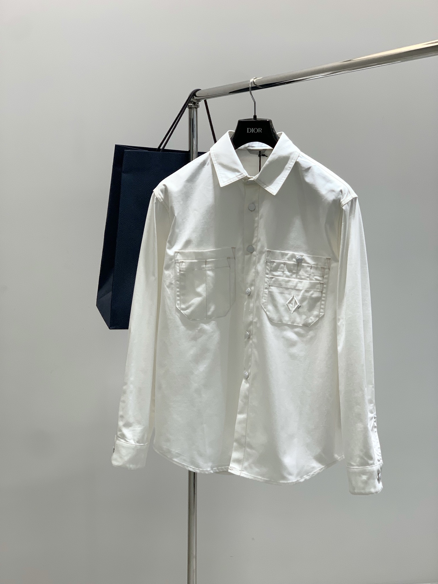 NO:452582,,Dior Dior, new spring products, available at the same time for counters, simple and fashionable casual jackets, original imported fabrics, comfortable and breathable, top-grade embroidery craft letter pattern logo, original hardware and auxiliary decoration, extremely high-end, unique design, fashionable and handsome on the upper body!  Size S-XL Size SMLXL Clothes Length 74767880 Bust 112116120124 Shoulder width 51525354 Sleeve length 62636465,,dior,dior,jackets & coats,alexander wang19860909,Dior 迪奥, 春季新品,专柜同步有售,简约时尚休闲外套,原版进口面料,舒适透气,顶级刺绣工艺字母图案logo,原版五金辅料装饰,档次极高,独特设计,上身时尚帅气！码数S-XL 尺码SMLXL 衣长74767880 胸围112116120124 肩宽51525354 袖长62636465,,dior,dior,jackets & coats,alexander wang,Men's clothing