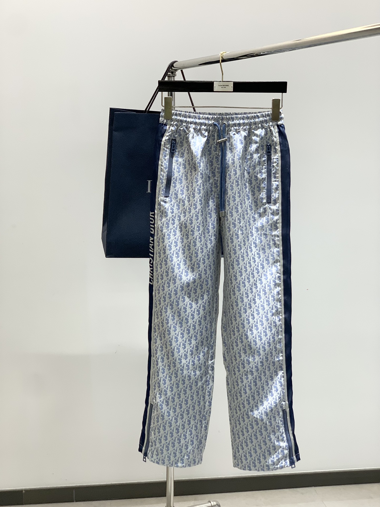 NO:454078,,Dior Dior, new spring products, special counters are available at the same time, simple and fashionable casual pants, original imported fabric, comfortable and breathable, top-level printing craft letter pattern decoration logo, original hardware and auxiliary materials decoration, extremely high grade, unique design, fashionable and handsome on the upper body!  Size S-L Size SML Side length 99100101 Waist circumference 646872 Sitting circumference 100104108 Foot 303132,,dior,dior,alexander wang19860909,Dior 迪奥, 春季新品,专柜同步有售,简约时尚休闲裤,原版进口面料,舒适透气,顶级印花工艺字母图案装饰logo,原版五金辅料装饰,档次极高,独特设计,上身时尚帅气！码数S-L 尺码SML 侧长99100101 腰围646872 坐围100104108 脚口303132,,dior,dior,alexander wang,Men's clothing