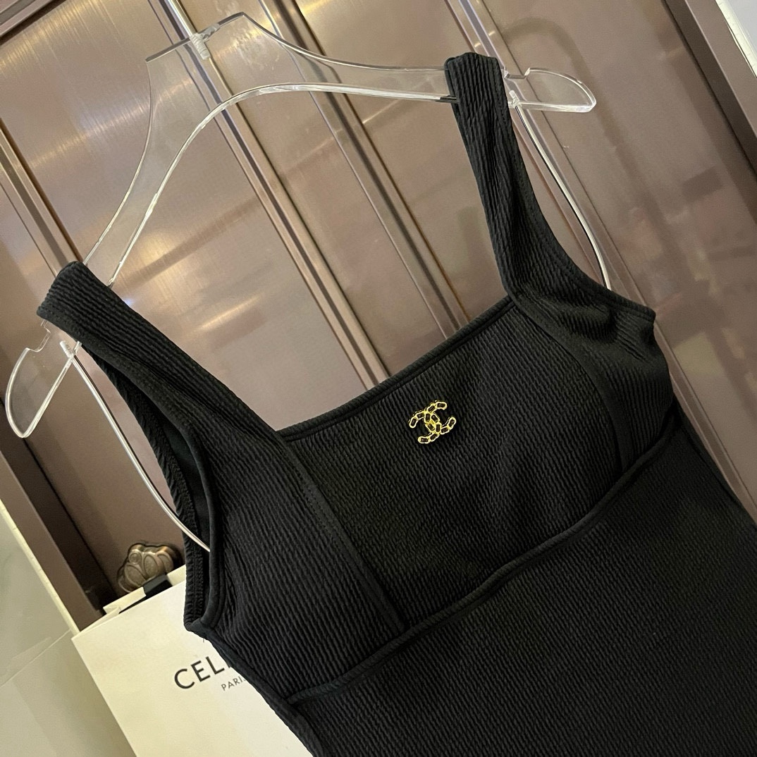 。
Chanel 香奈儿连体泳衣 😍🥰适合多种场景的游泳衣🏊‍♀️海边 游泳池 温泉 水上乐园 漂流都可