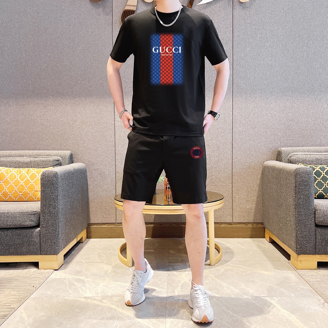 Gucci 品牌【GUCCI 古奇】 2025新款男士短袖短裤套装 销售 市面高端版本 手感细腻柔软 让你穿着更加舒适 立体裁剪版型超赞 尺码:M-5XL下单请报身高体重