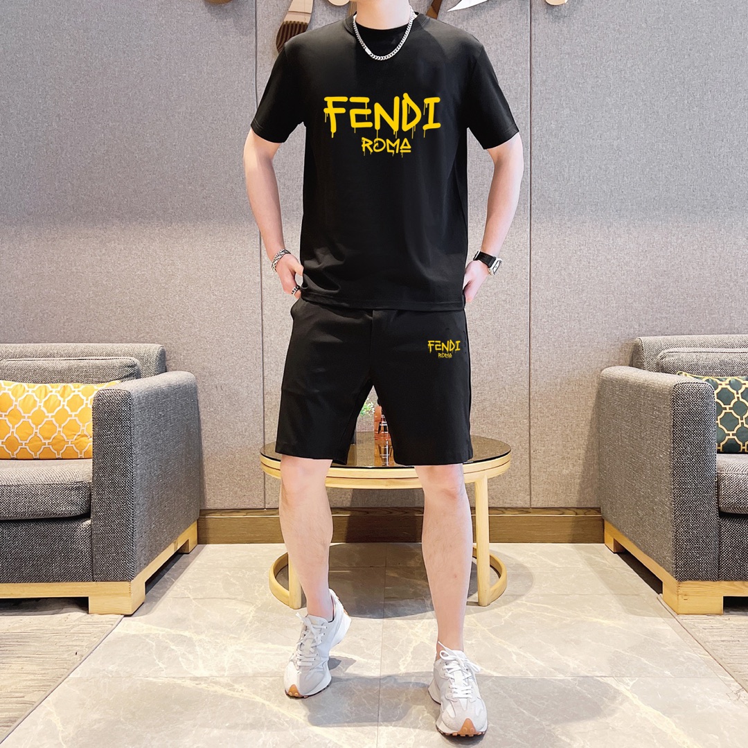 Fendi 品牌【FENDI 芬迪】 2025新款男士短袖短裤套装 销售 市面高端版本 手感细腻柔软 让你穿着更加舒适 立体裁剪版型超赞 尺码:M-5XL下单请报身高体重