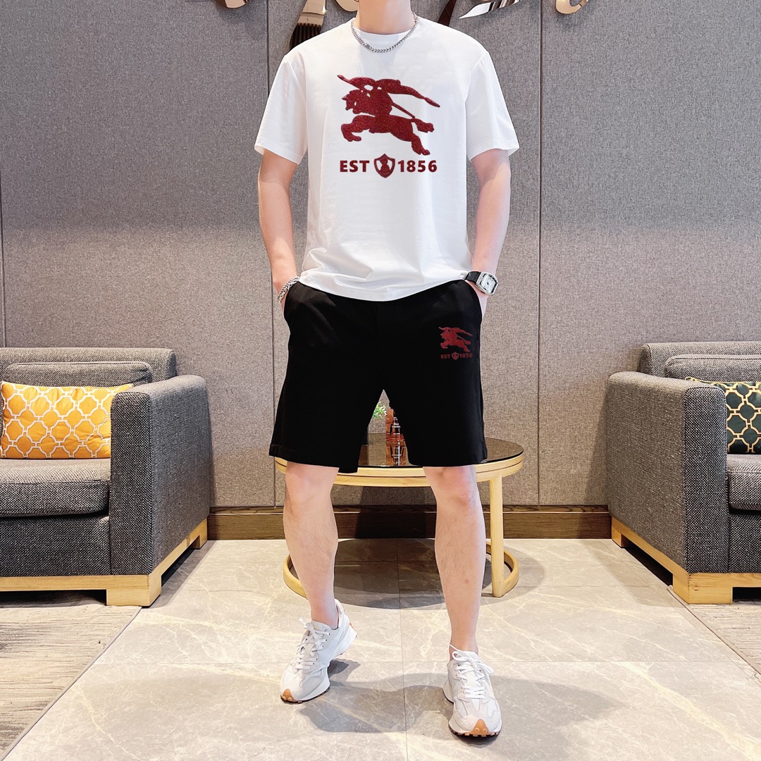 Burberry 品牌【BURBERRY 巴宝莉】 2025新款男士短袖短裤套装 销售 市面高端版本 手感细腻柔软 让你穿着更加舒适 立体裁剪版型超赞 尺码:M-5XL下单请报身高体重