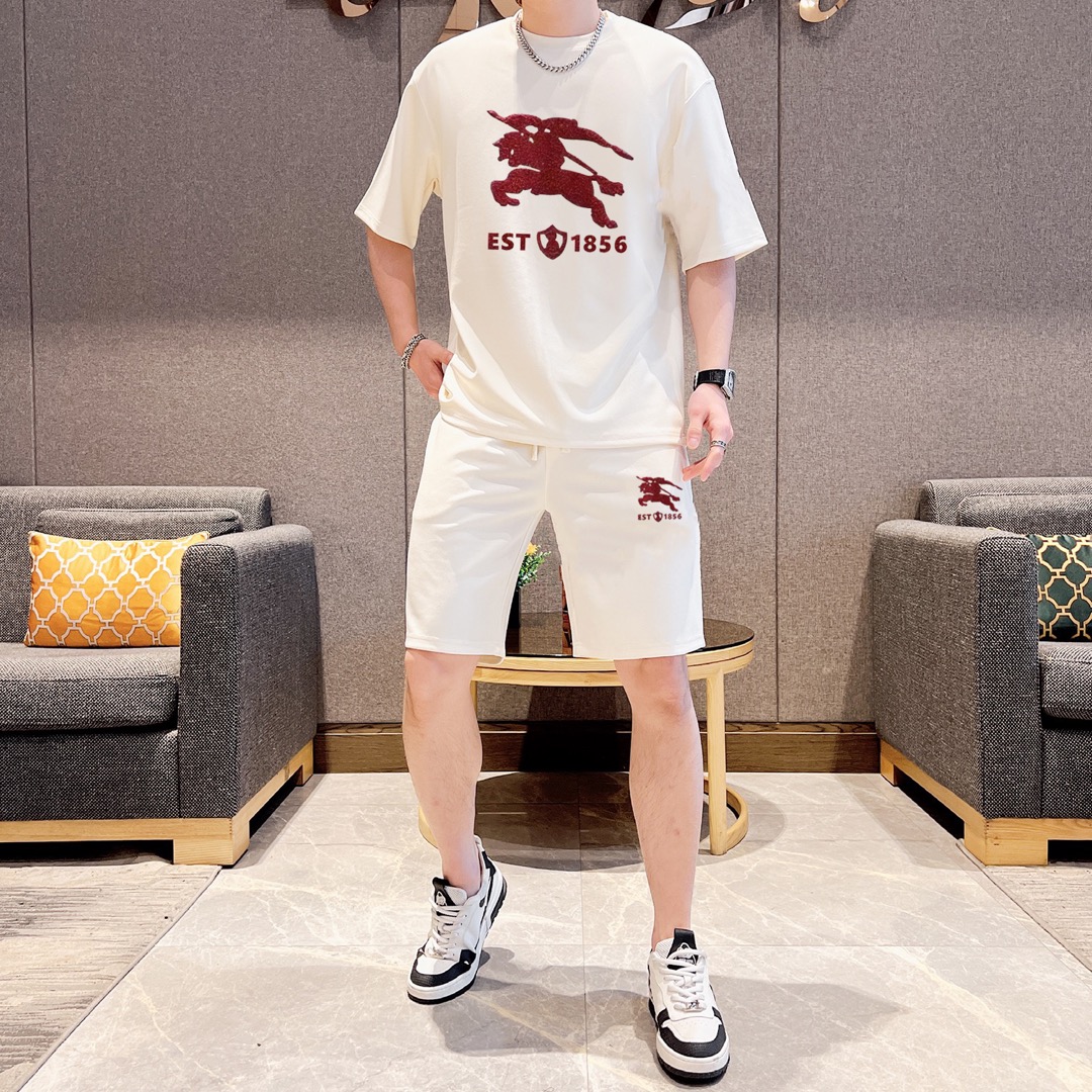 Burberry 品牌【BURBERRY 巴宝莉】 2025新款男士短袖短裤套装 销售 市面高端版本 手感细腻柔软 让你穿着更加舒适 立体裁剪版型超赞 尺码:M-5XL下单请报身高体重