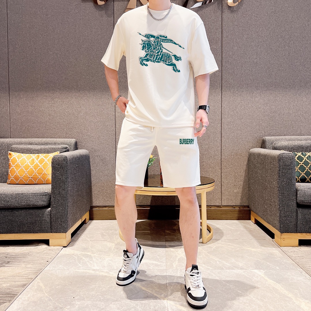 Burberry 品牌【BURBERRY 巴宝莉】 2025新款男士短袖短裤套装 销售 市面高端版本 手感细腻柔软 让你穿着更加舒适 立体裁剪版型超赞 尺码:M-5XL下单请报身高体重